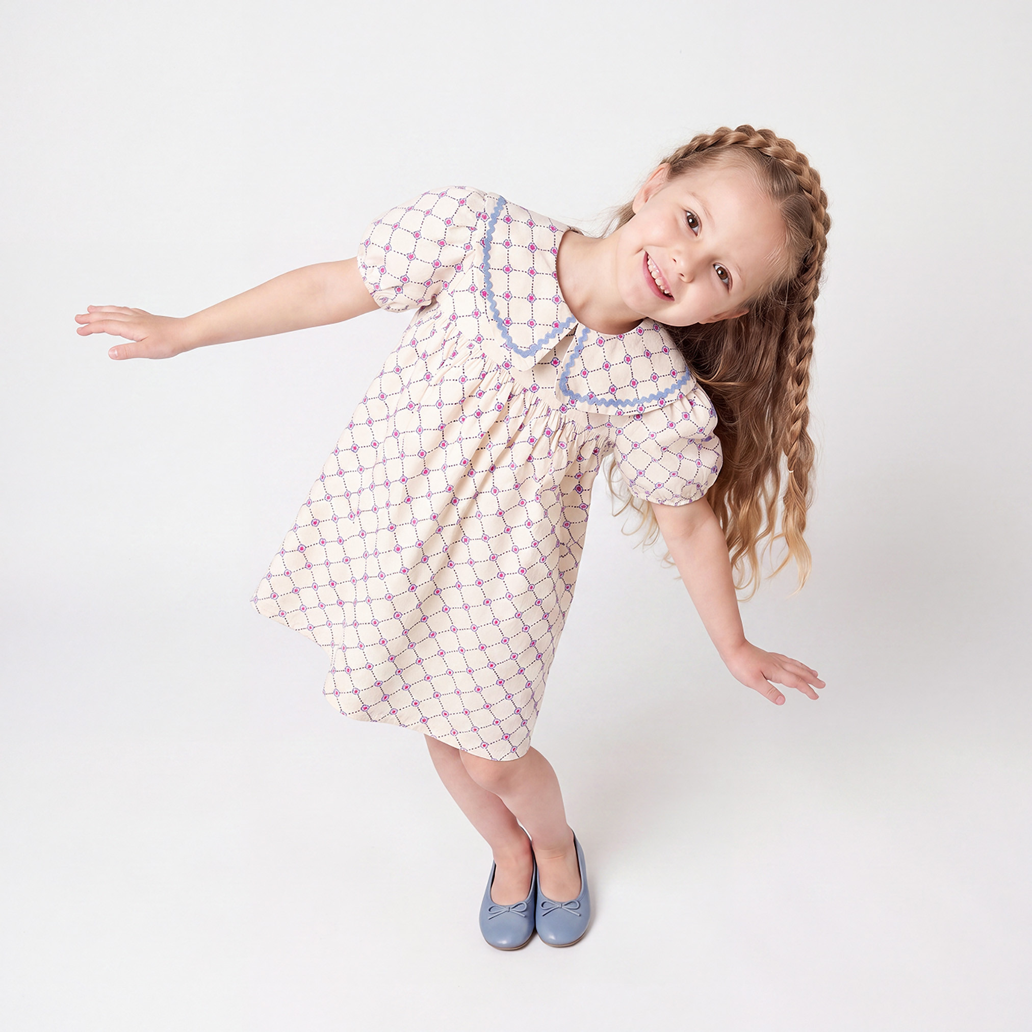 فستان بطول الركبة وياقة بيتر بان وأكمام قصيرة وطبعات زهرية من جونيورز-girls-clothing-dressesandjumpsuits-image-1