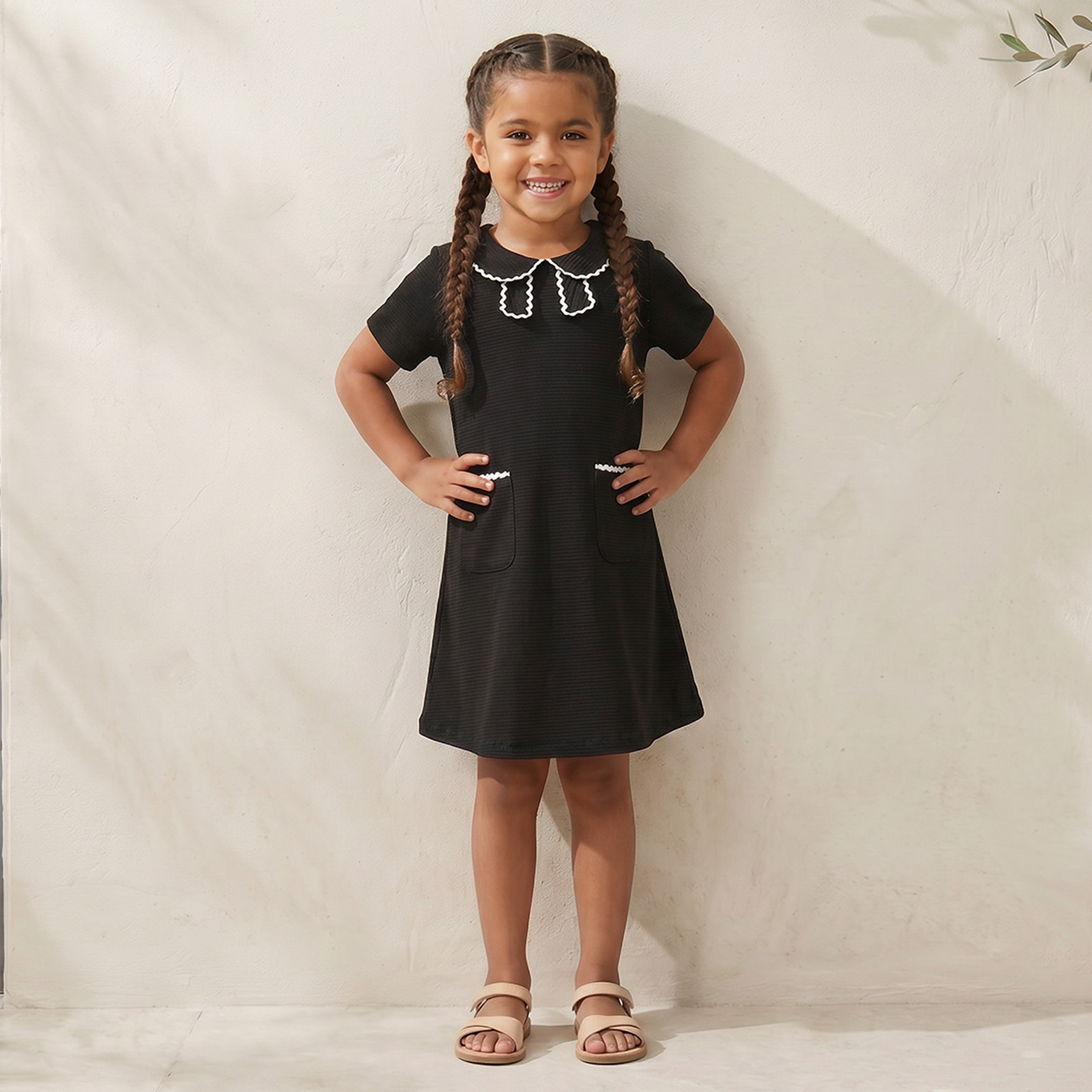 فستان بطول الركبة بأكمام قصيرة وياقة بيتر بان وتفاصيل دانتيل من جونيورز-girls-clothing-dressesandjumpsuits-image-1