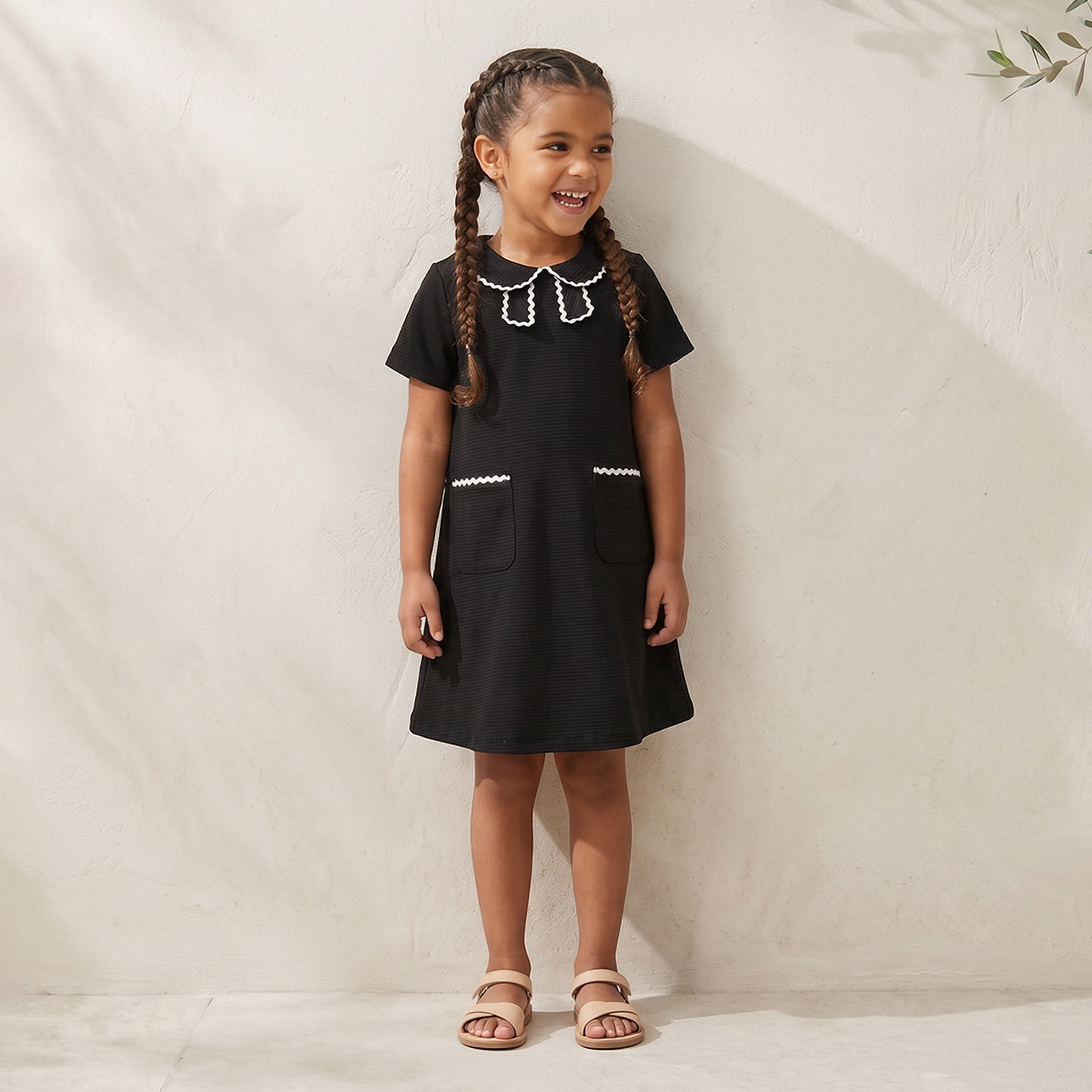 فستان بطول الركبة بأكمام قصيرة وياقة بيتر بان وتفاصيل دانتيل من جونيورز-girls-clothing-dressesandjumpsuits-image-3