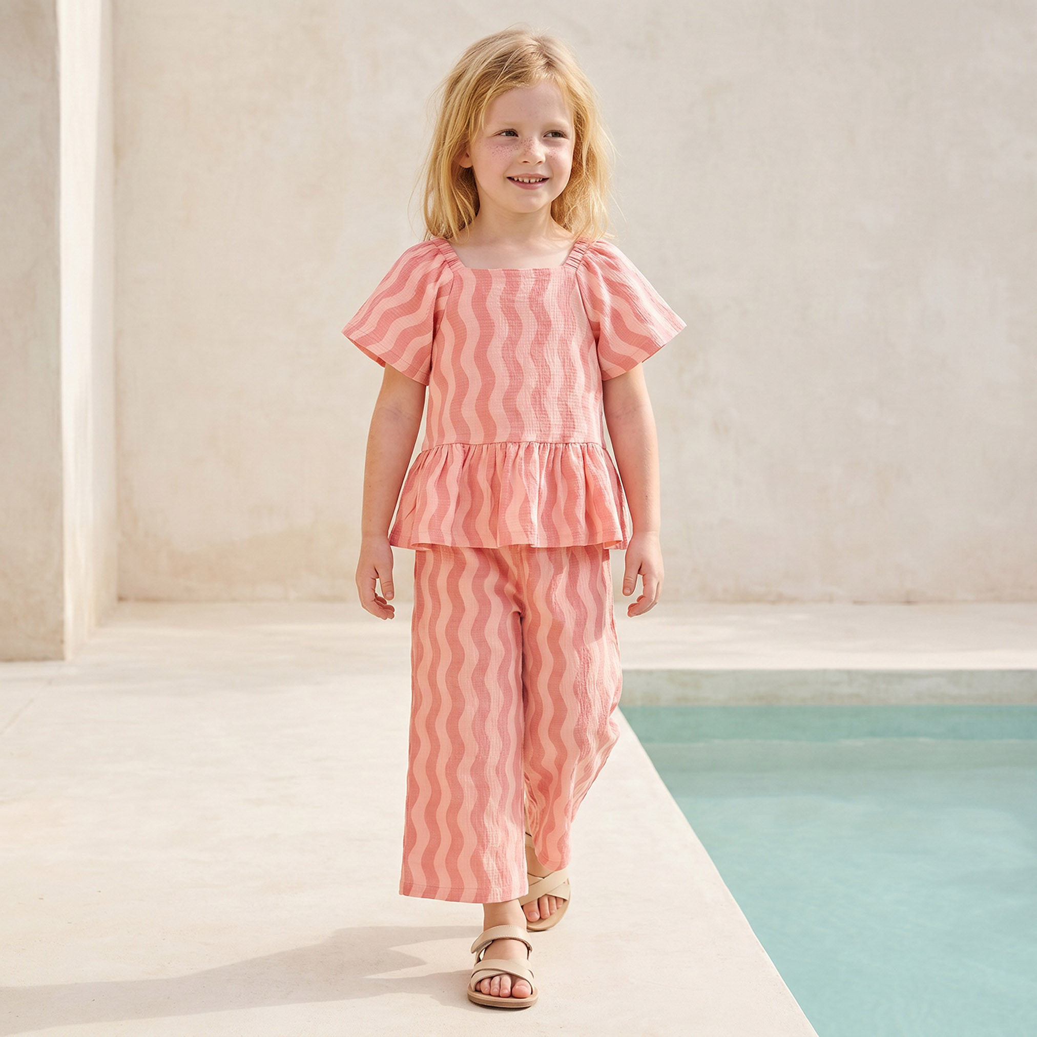 طقم بنطلون وبلوزة بيبلوم بياقة مربعة وأكمام قصيرة بأنماط مموجة من جونيورز-baby-girls-clothing-setsandcoords-image-1