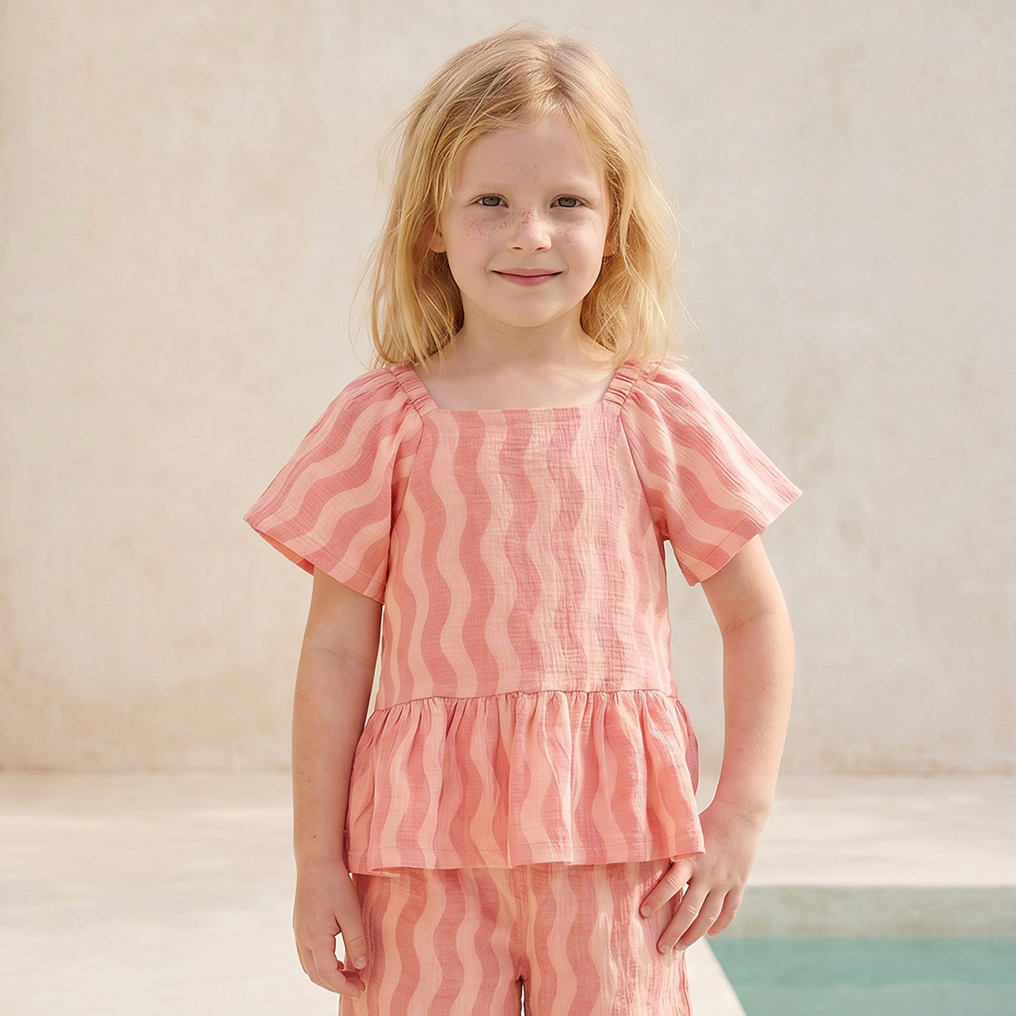 طقم بنطلون وبلوزة بيبلوم بياقة مربعة وأكمام قصيرة بأنماط مموجة من جونيورز-baby-girls-clothing-setsandcoords-image-2