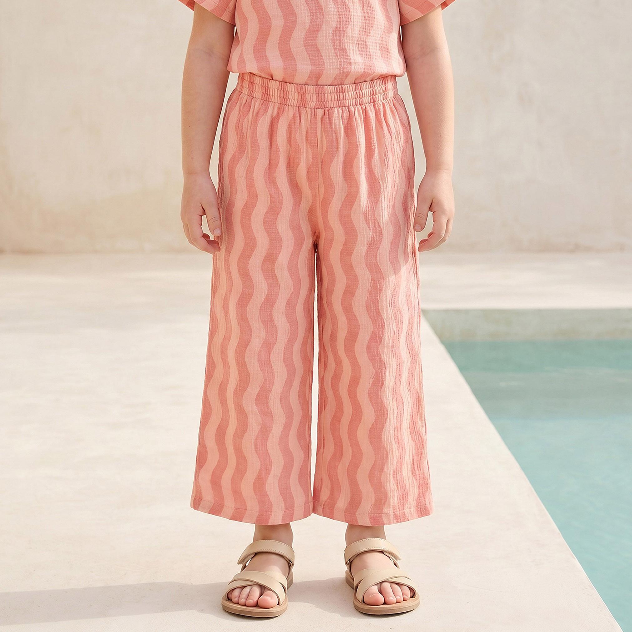 طقم بنطلون وبلوزة بيبلوم بياقة مربعة وأكمام قصيرة بأنماط مموجة من جونيورز-baby-girls-clothing-setsandcoords-image-3