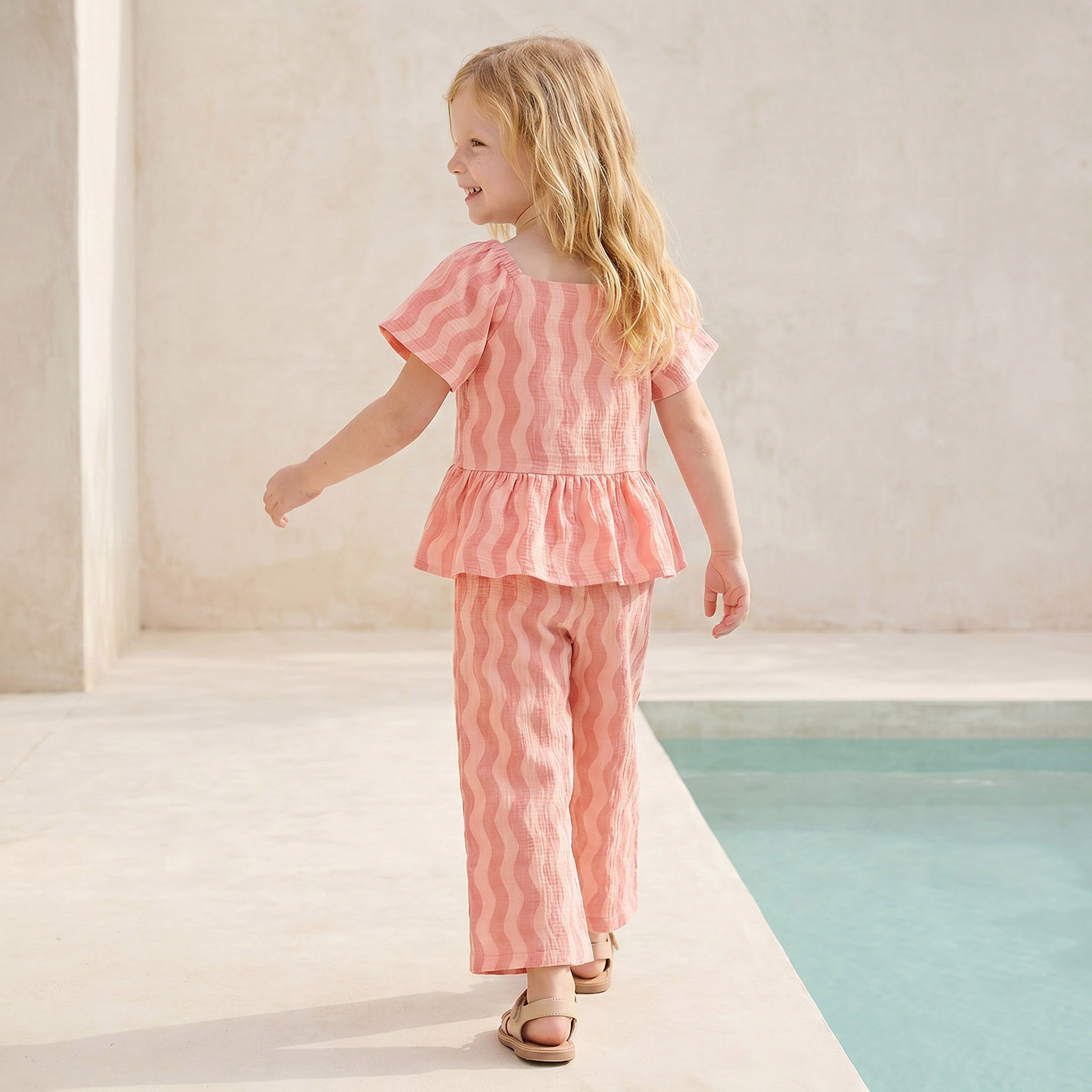 طقم بنطلون وبلوزة بيبلوم بياقة مربعة وأكمام قصيرة بأنماط مموجة من جونيورز-baby-girls-clothing-setsandcoords-image-4