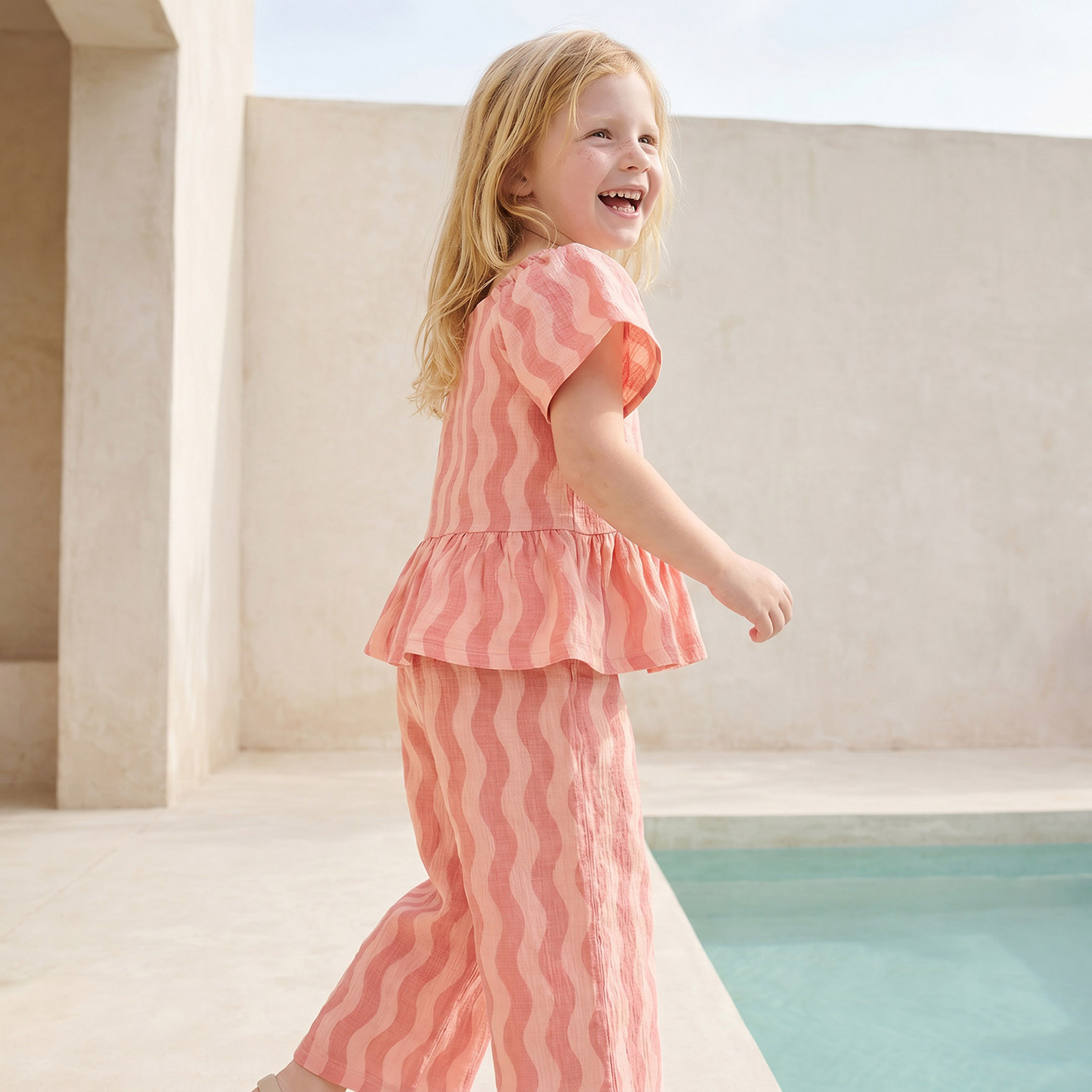 طقم بنطلون وبلوزة بيبلوم بياقة مربعة وأكمام قصيرة بأنماط مموجة من جونيورز-baby-girls-clothing-setsandcoords-image-7