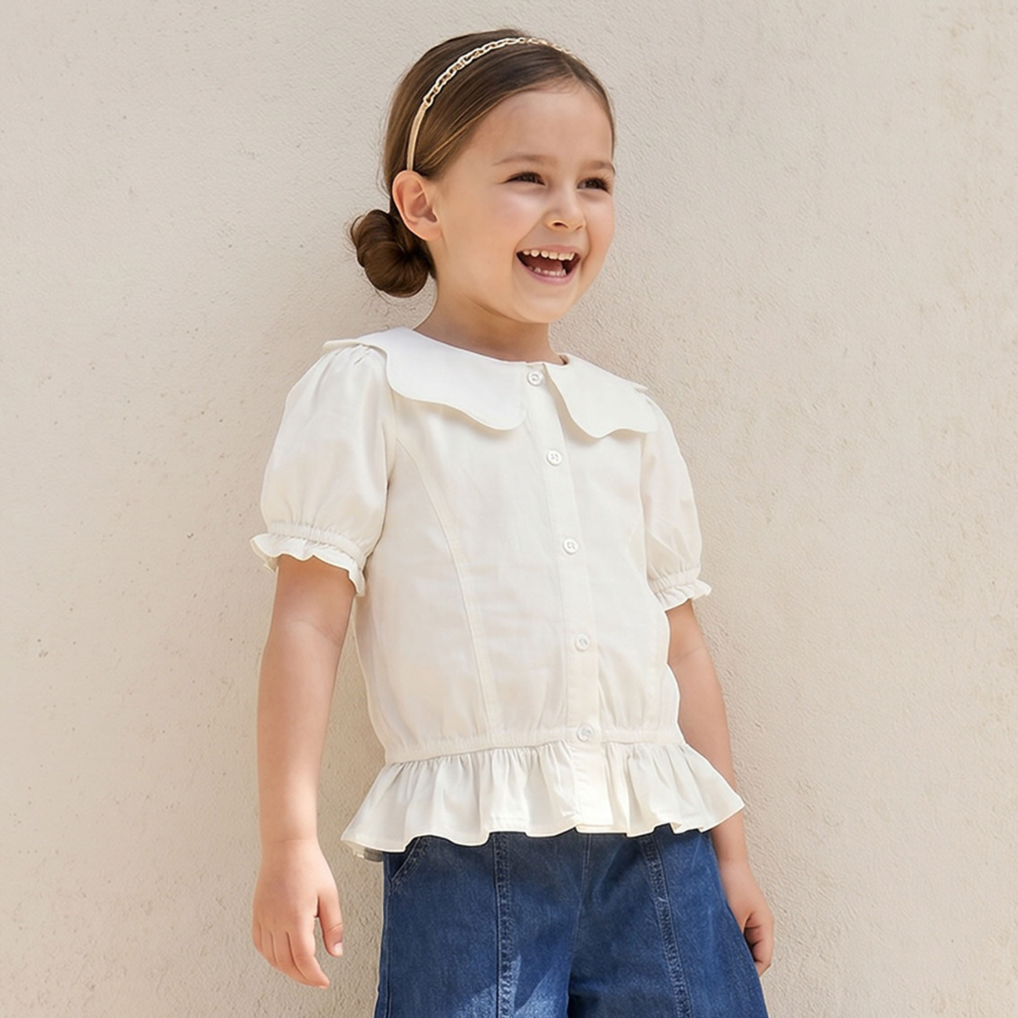 بلوزة بياقة بيتر بان وتصميم كشكش وأكمام قصيرة من جونيورز-girls-clothing-blousesandshirts-image-1