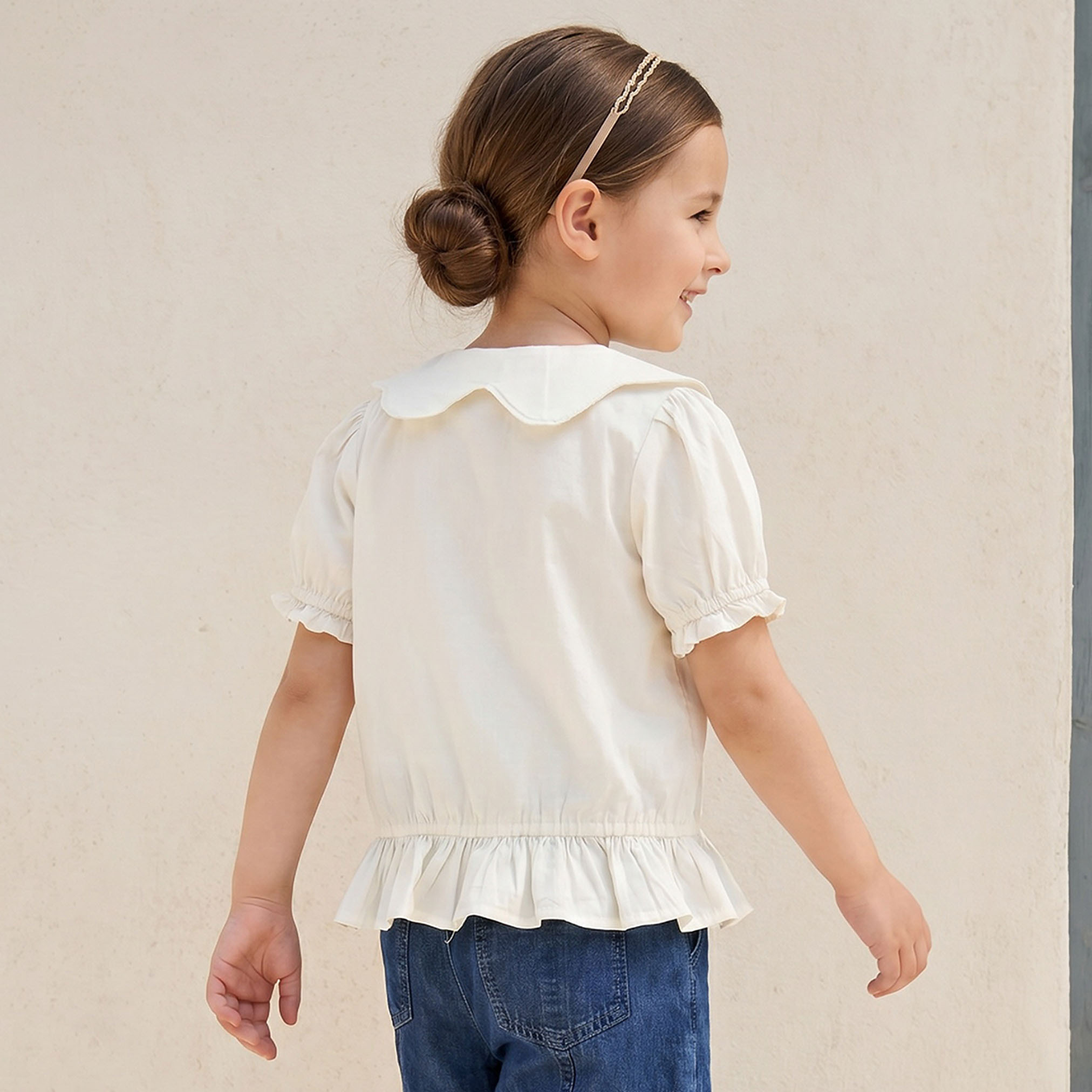 بلوزة بياقة بيتر بان وتصميم كشكش وأكمام قصيرة من جونيورز-girls-clothing-blousesandshirts-image-3