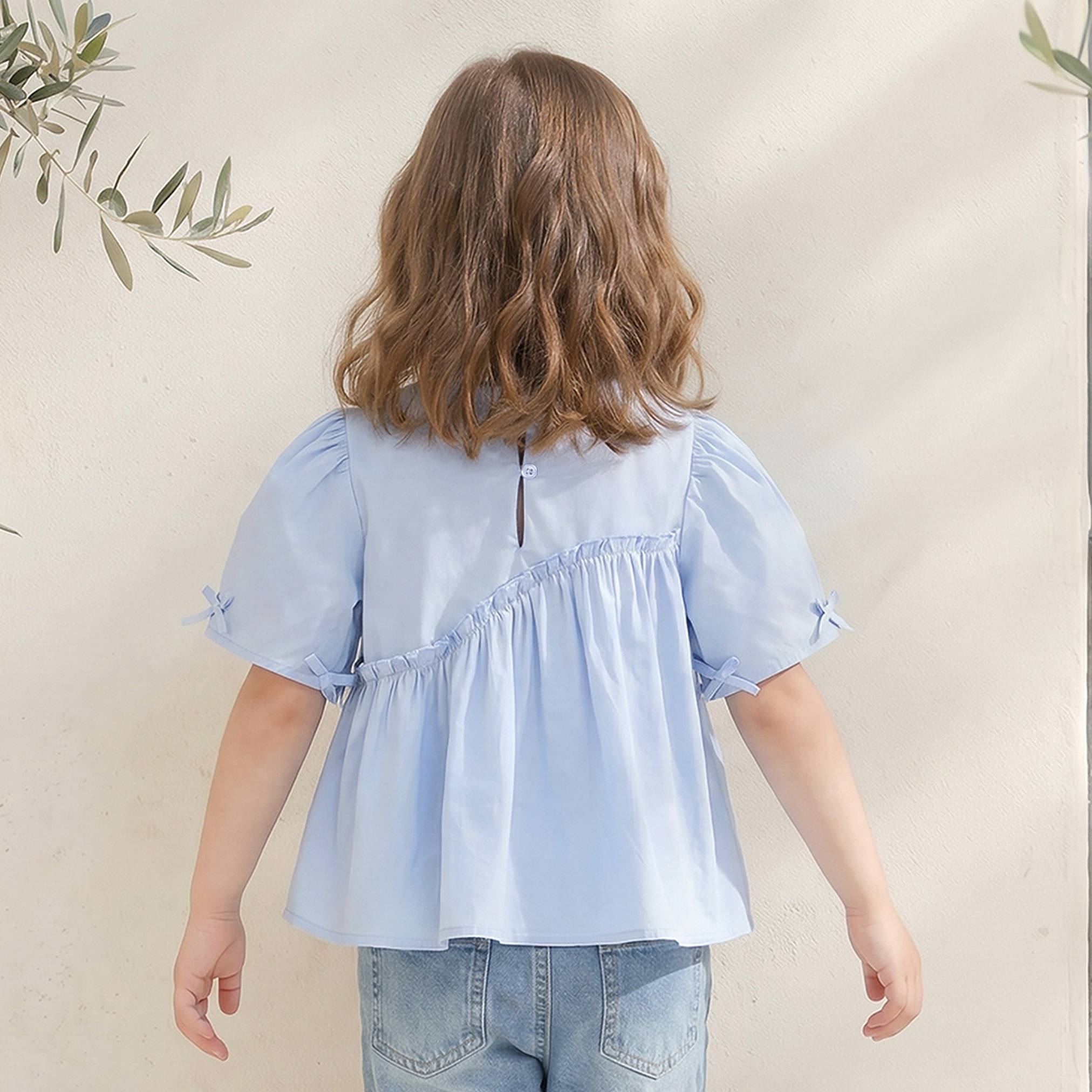 بلوزة بياقة مستديرة وأكمام قصيرة وتفاصيل كشكش من جونيورز-girls-clothing-blousesandshirts-image-3