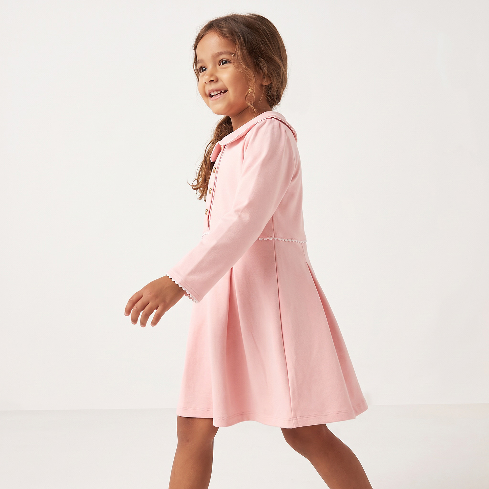 فستان طول الركبة بياقة بيتر بان وأكمام طويلة وثنايا من جونيورز-girls-clothing-dressesandjumpsuits-image-5