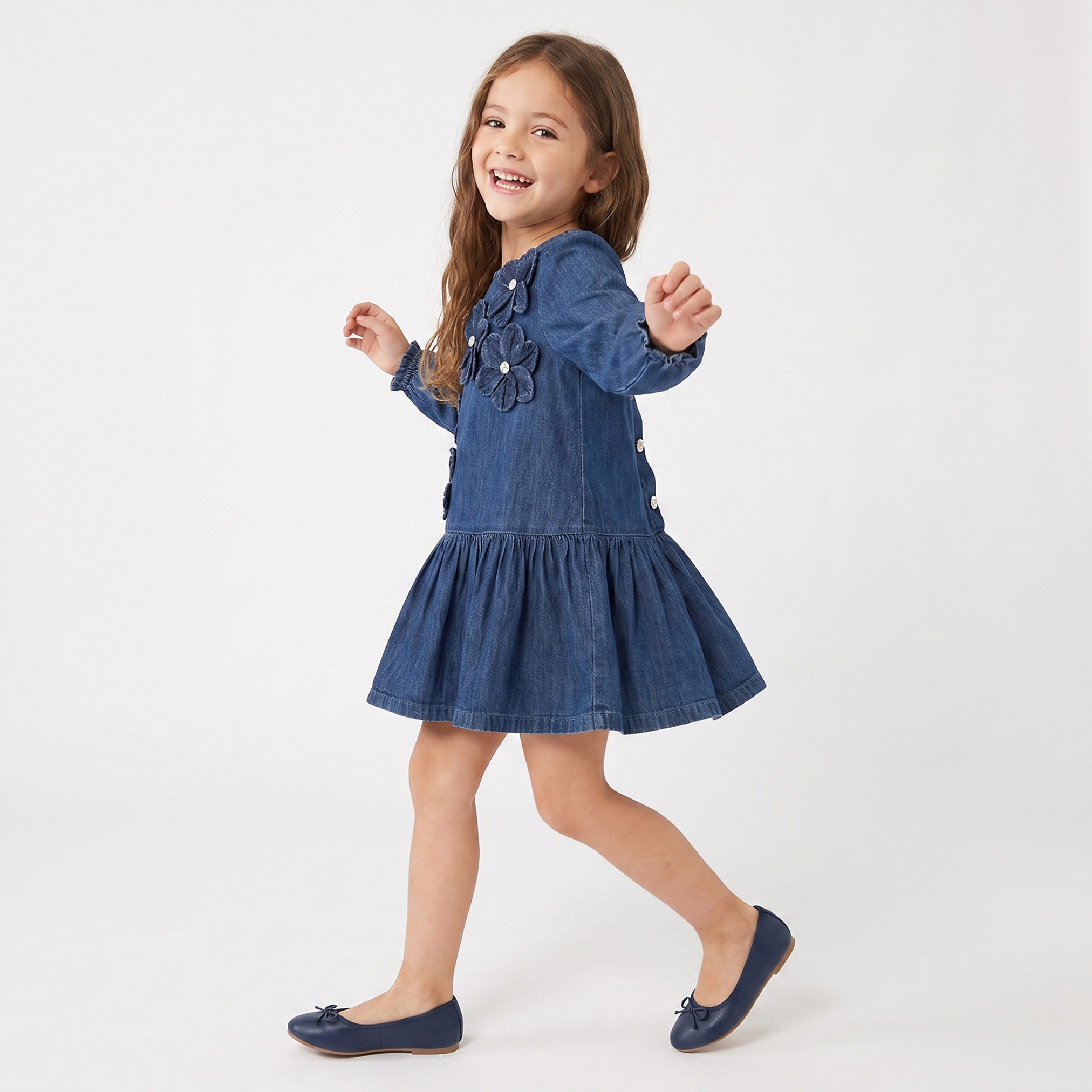 فستان دينم فوق الركبة بأكمام طويلة وتطريز أزهار وياقة مستديرة من جونيورز-girls-clothing-dressesandjumpsuits-image-4