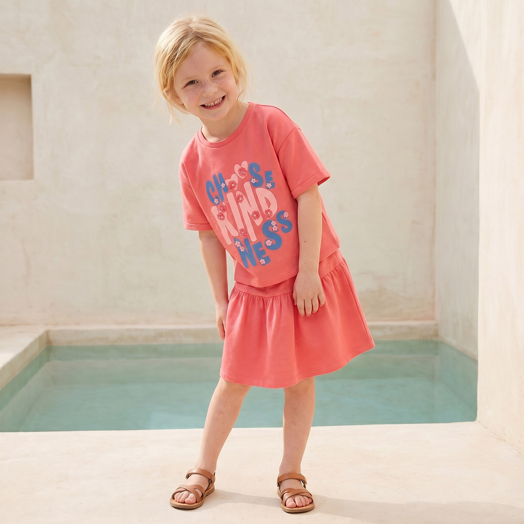 طقم تيشيرت بياقة ضيقة وأكمام قصيرة وتنورة بطبعات شعار من جونيورز-baby-girls-clothing-setsandcoords-image-1