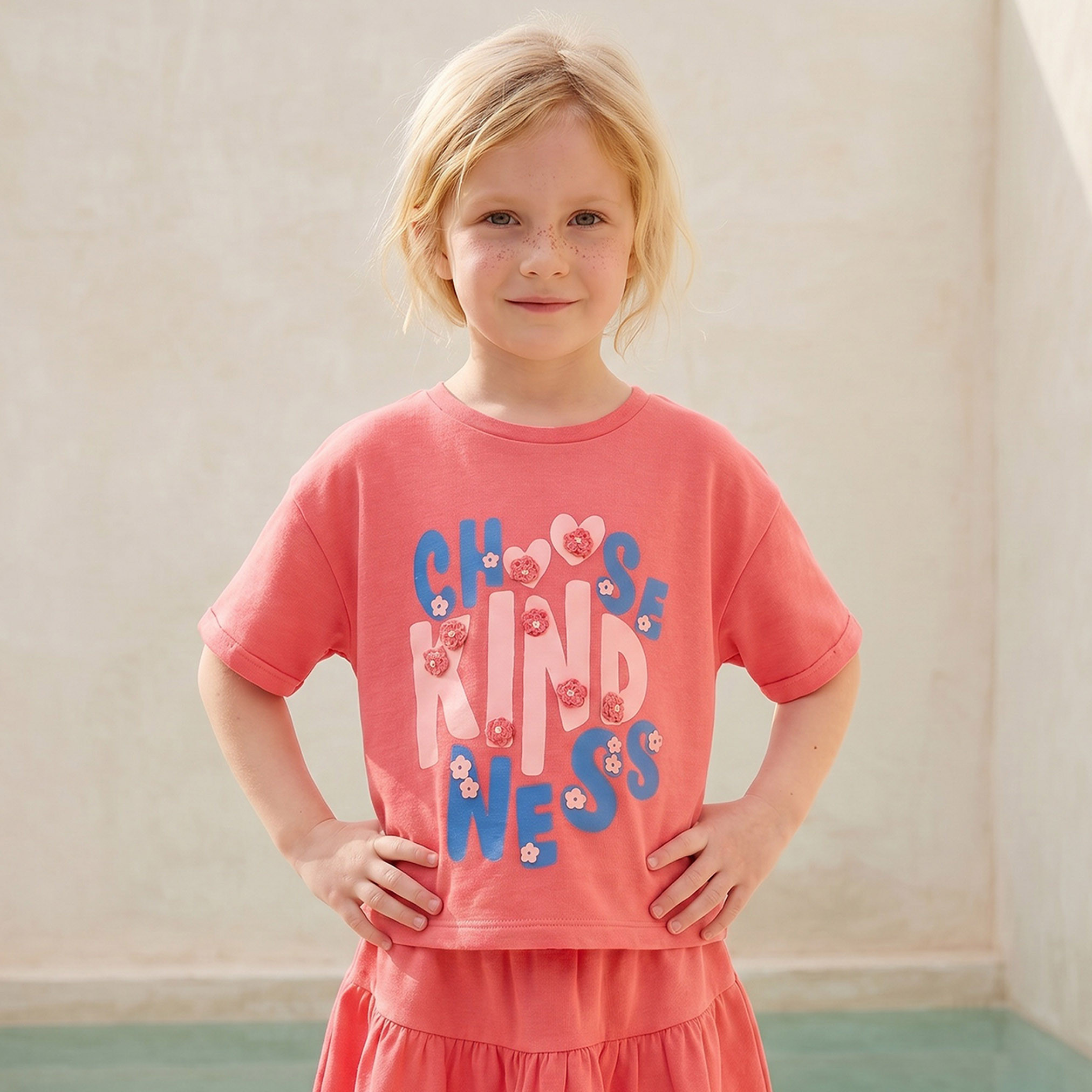 طقم تيشيرت بياقة ضيقة وأكمام قصيرة وتنورة بطبعات شعار من جونيورز-baby-girls-clothing-setsandcoords-image-2