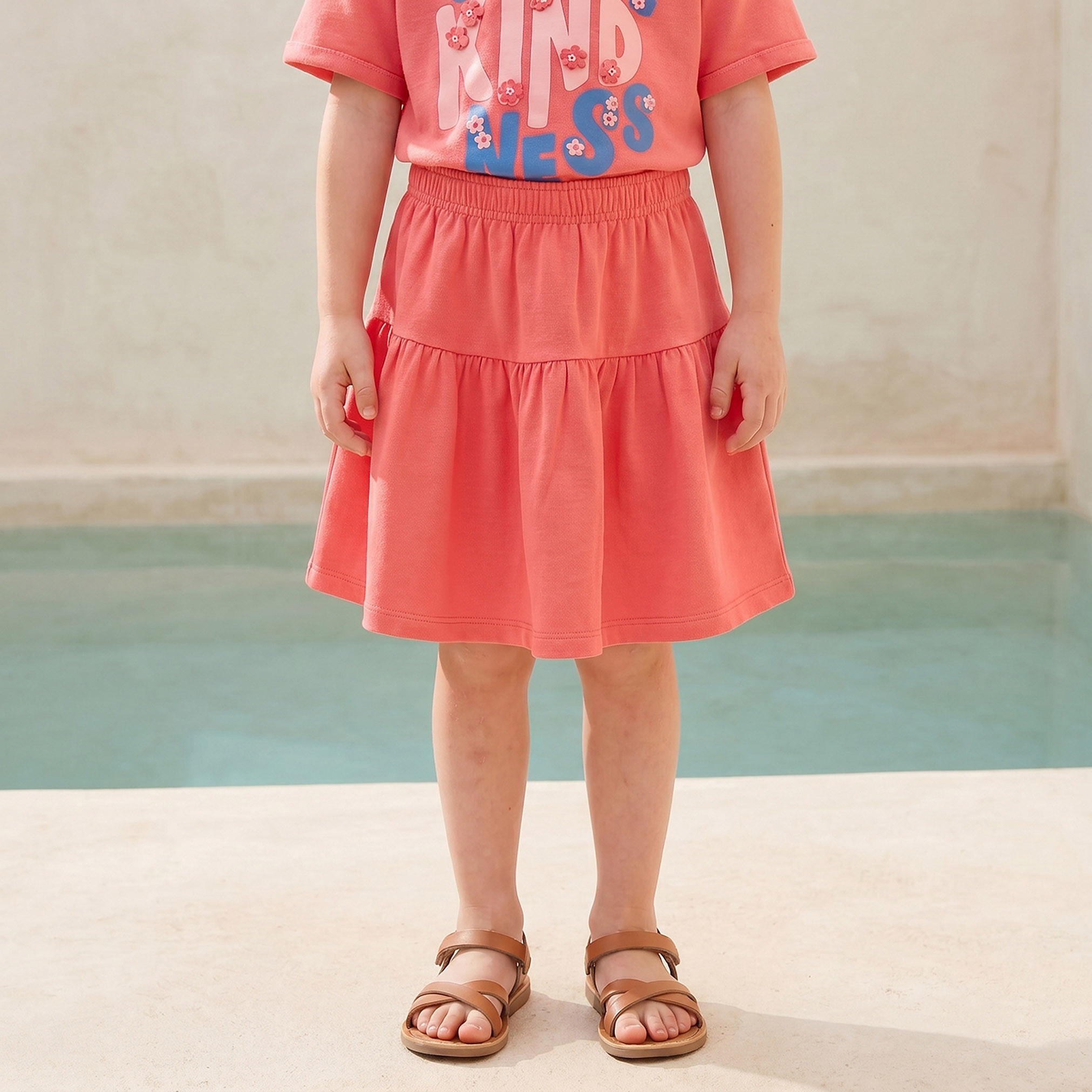طقم تيشيرت بياقة ضيقة وأكمام قصيرة وتنورة بطبعات شعار من جونيورز-baby-girls-clothing-setsandcoords-image-3