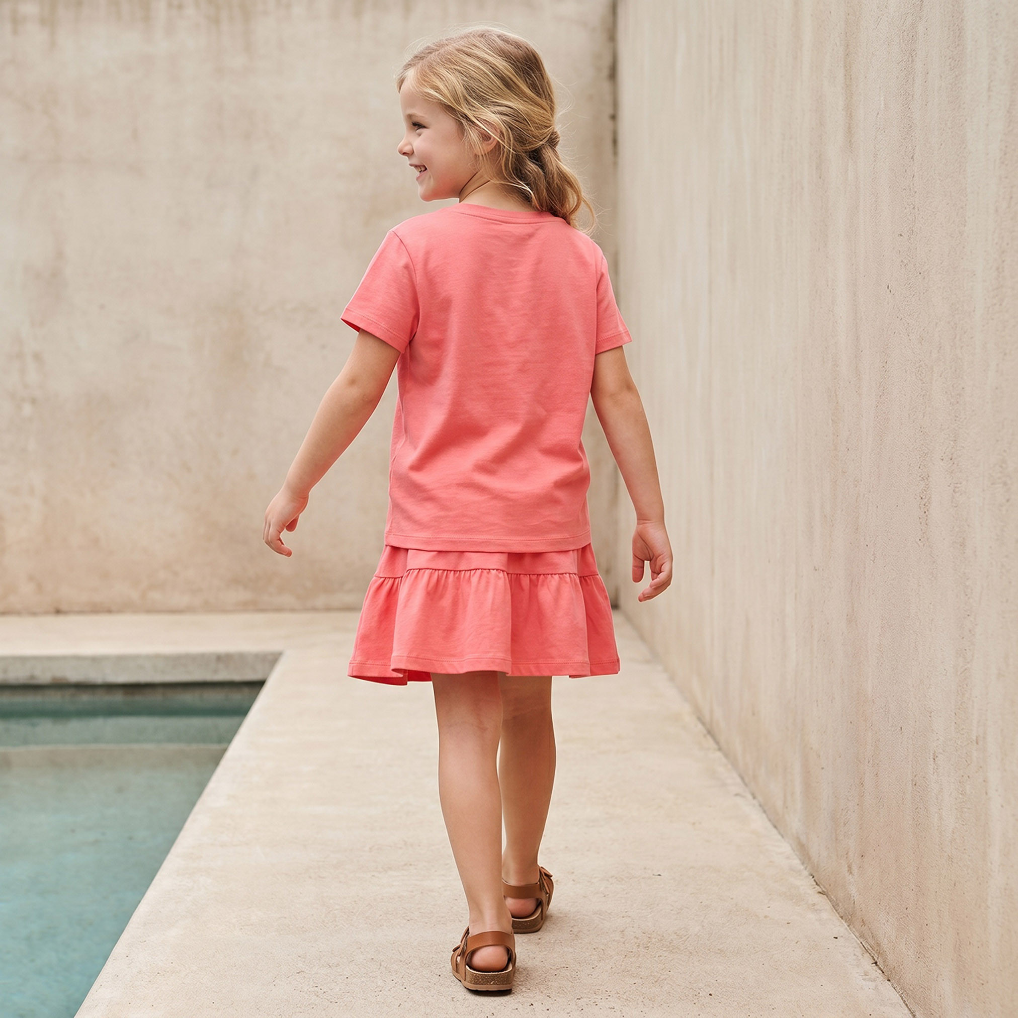 طقم تيشيرت بياقة ضيقة وأكمام قصيرة وتنورة بطبعات شعار من جونيورز-baby-girls-clothing-setsandcoords-image-4