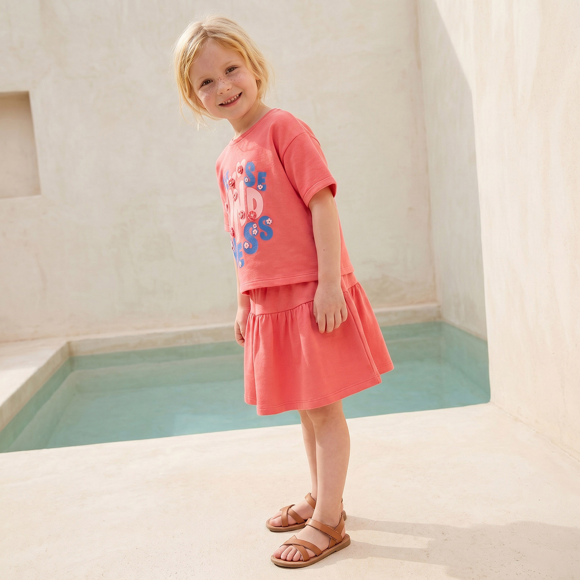 طقم تيشيرت بياقة ضيقة وأكمام قصيرة وتنورة بطبعات شعار من جونيورز-baby-girls-clothing-setsandcoords-image-7