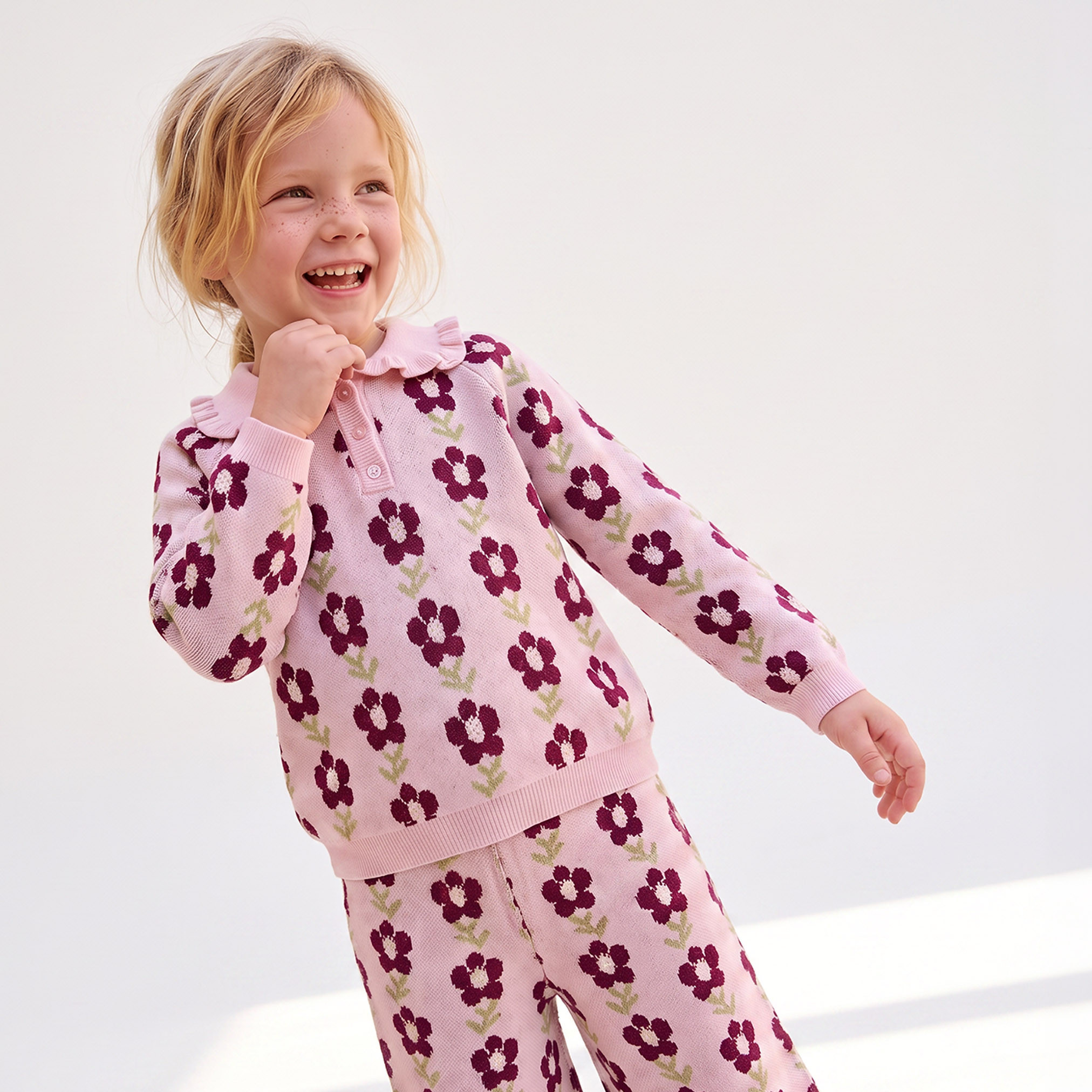 طقم تيشيرت بياقة وأكمام طويلة وبنطلون رياضي بطبعة زهور من جونيورز-baby-girls-clothing-setsandcoords-image-5