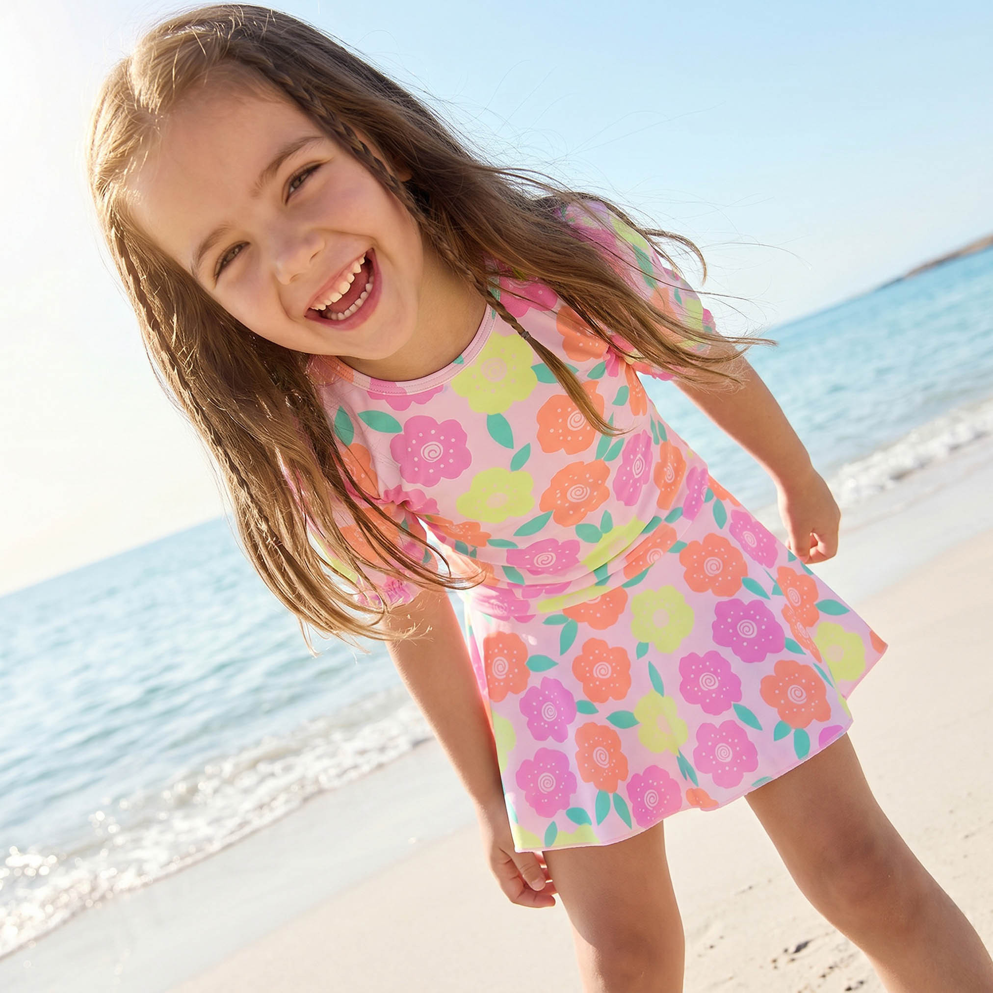 طقم سباحة بأكمام قصيرة ورقبة مستديرة وطبعات زهرية من جونيورز-baby-girls-clothing-swimwear-image-1