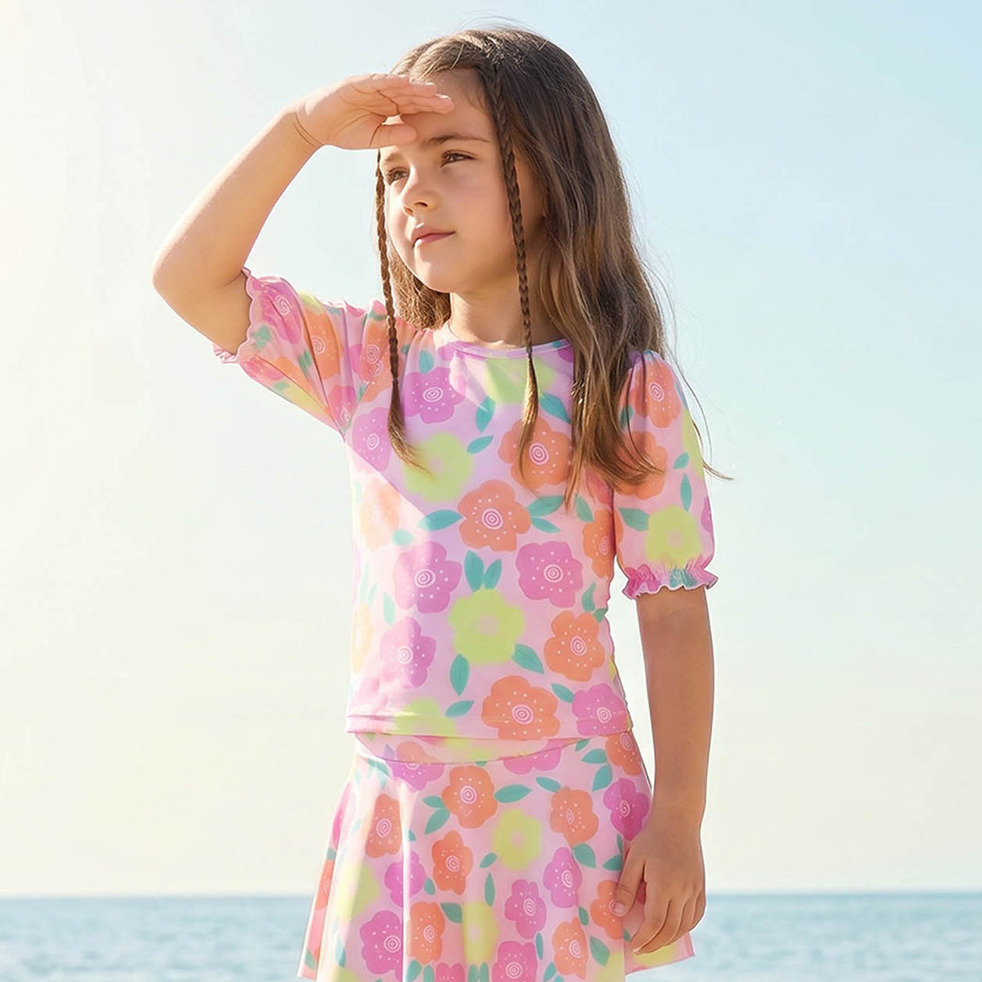 طقم سباحة بأكمام قصيرة ورقبة مستديرة وطبعات زهرية من جونيورز-baby-girls-clothing-swimwear-image-2