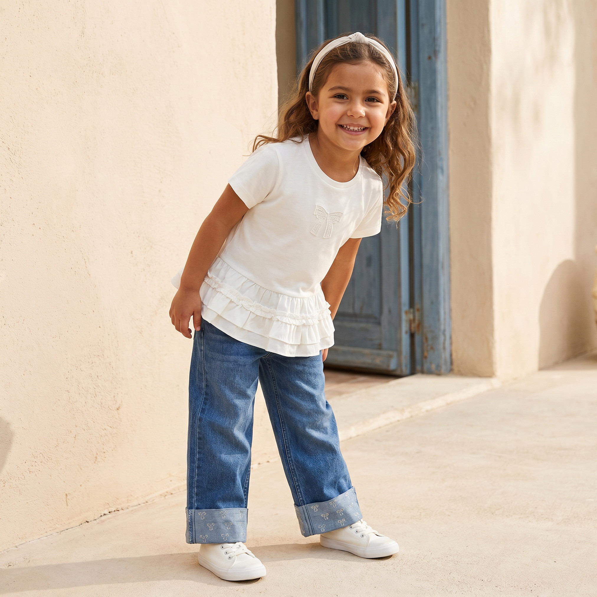 جينز بخصر مرتفع وغسيل متوسط مع تزيينات من جونيورز-girls-clothing-bottoms-jeansandjeggings-image-2