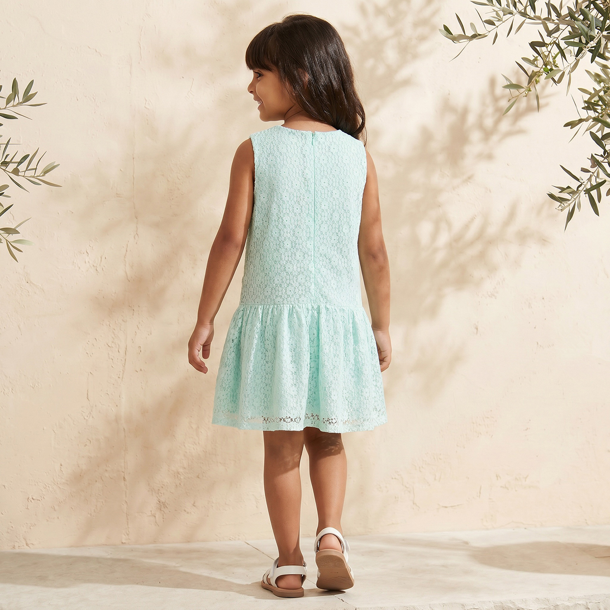 فستان دانتيل إيه لاين دون أكمام بطول الركبة وياقة مستديرة-girls-clothing-dressesandjumpsuits-image-2