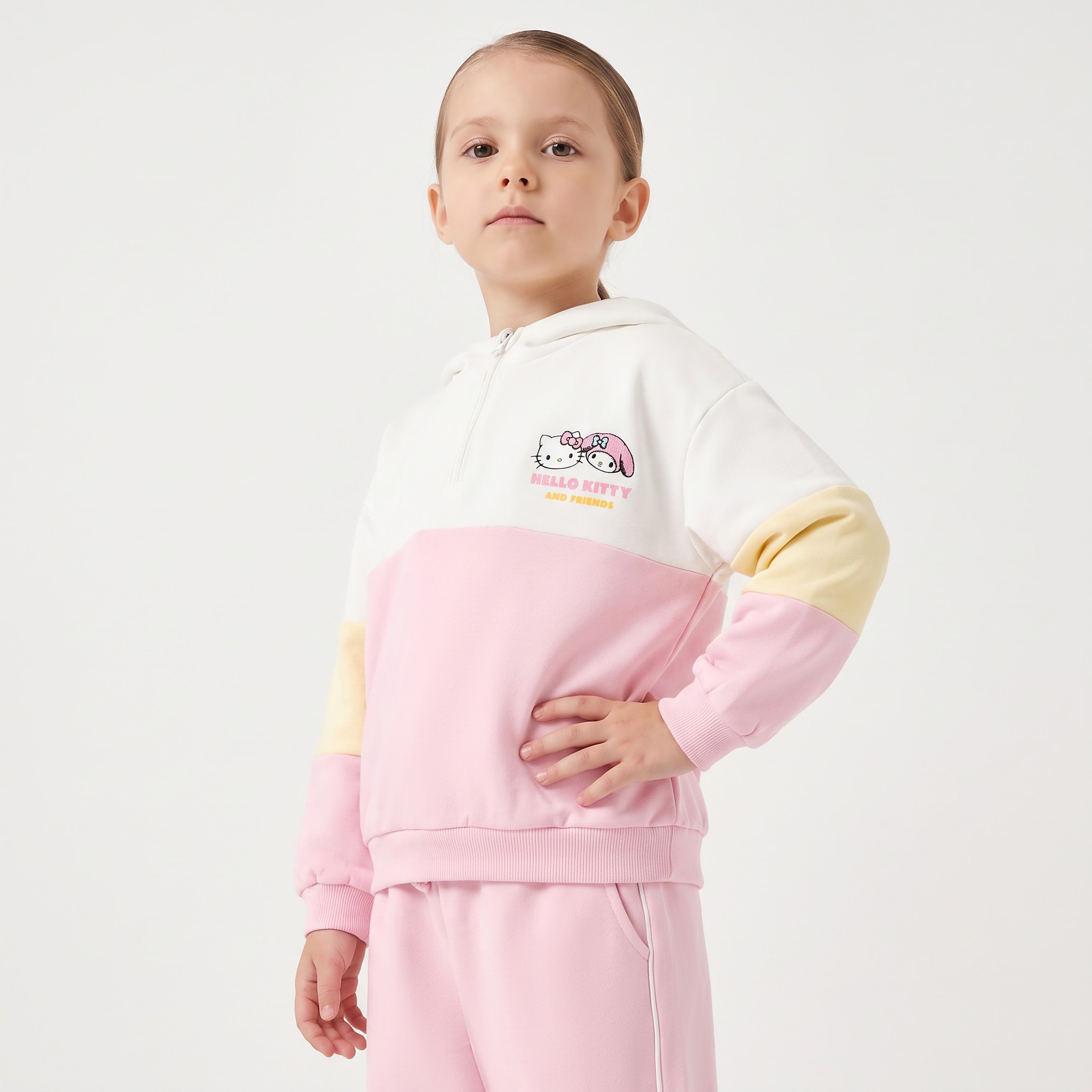 طقم بنطلون رياضي وسويت شيرت بأكمام طويلة وقبعة وطبعات هيلو كيتي من سانريو-baby-girls-clothing-setsandcoords-image-2