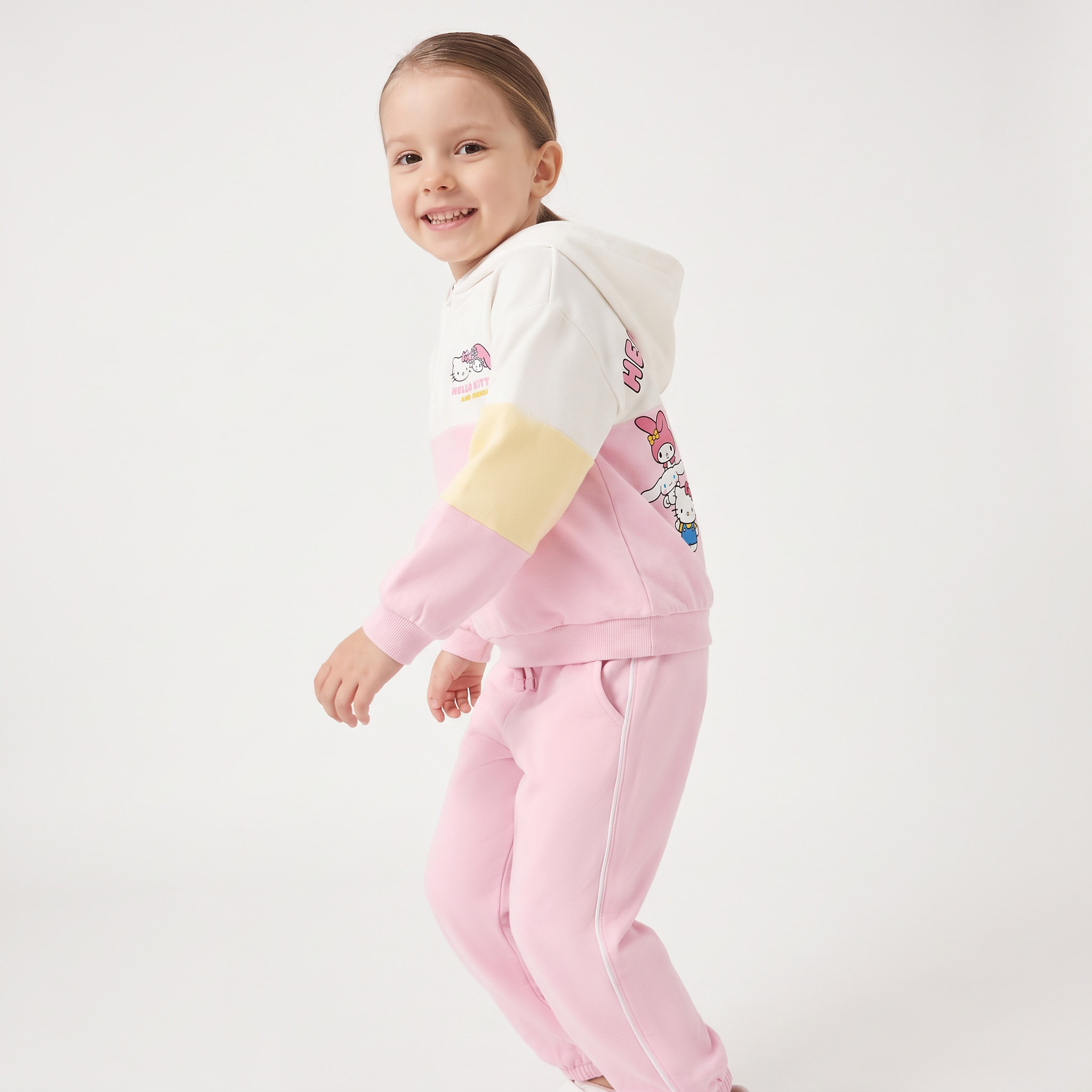 طقم بنطلون رياضي وسويت شيرت بأكمام طويلة وقبعة وطبعات هيلو كيتي من سانريو-baby-girls-clothing-setsandcoords-image-6