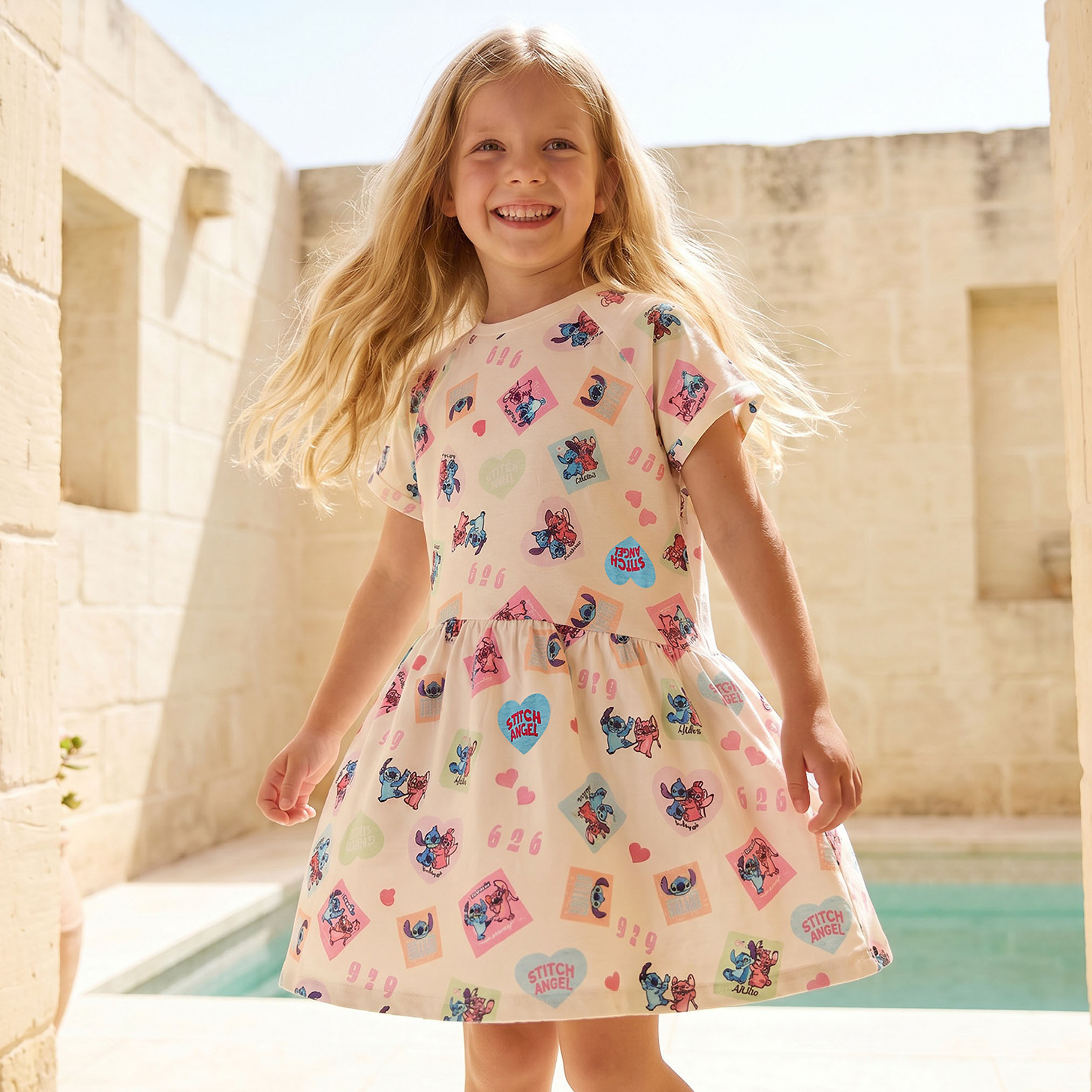 فستان بطول الركبة برقبة ضيقة وأكمام قصيرة وطبعات من ديزني-girls-clothing-dressesandjumpsuits-image-1