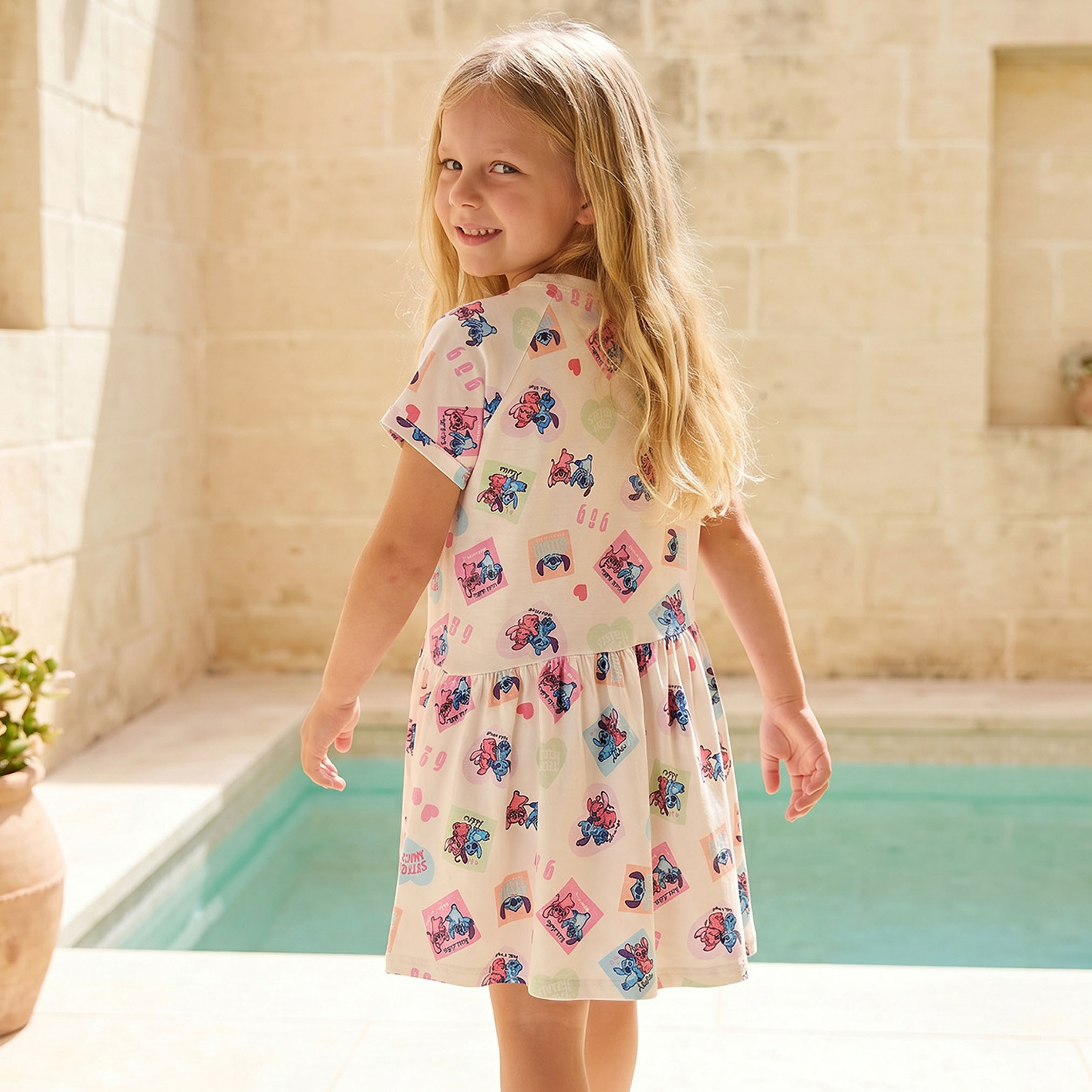 فستان بطول الركبة برقبة ضيقة وأكمام قصيرة وطبعات من ديزني-girls-clothing-dressesandjumpsuits-image-2
