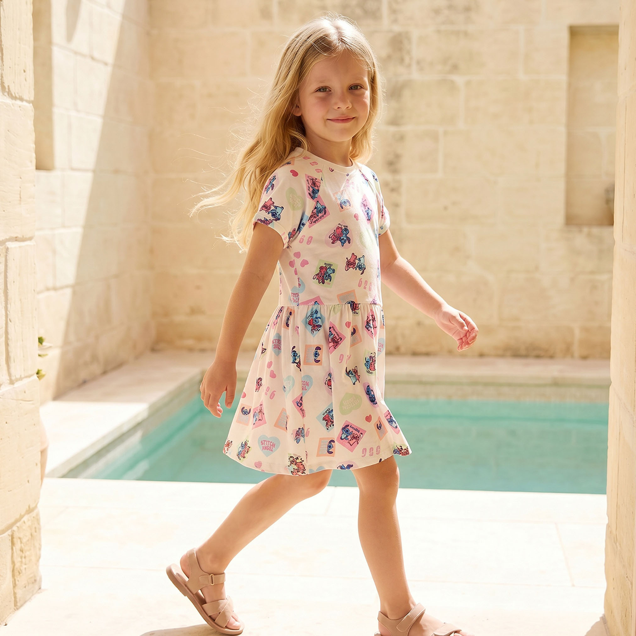 فستان بطول الركبة برقبة ضيقة وأكمام قصيرة وطبعات من ديزني-girls-clothing-dressesandjumpsuits-image-4