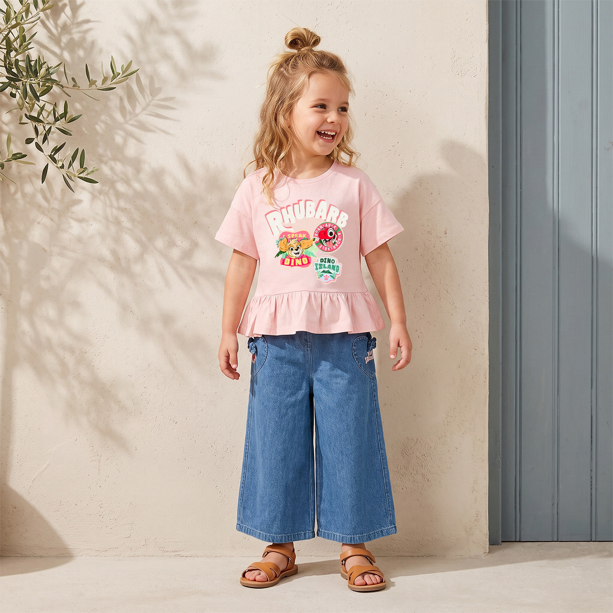 طقم بلوزة بيبلوم وبنطلون جينز واسع الساقين بطبعات جرافيك-baby-girls-clothing-setsandcoords-image-5