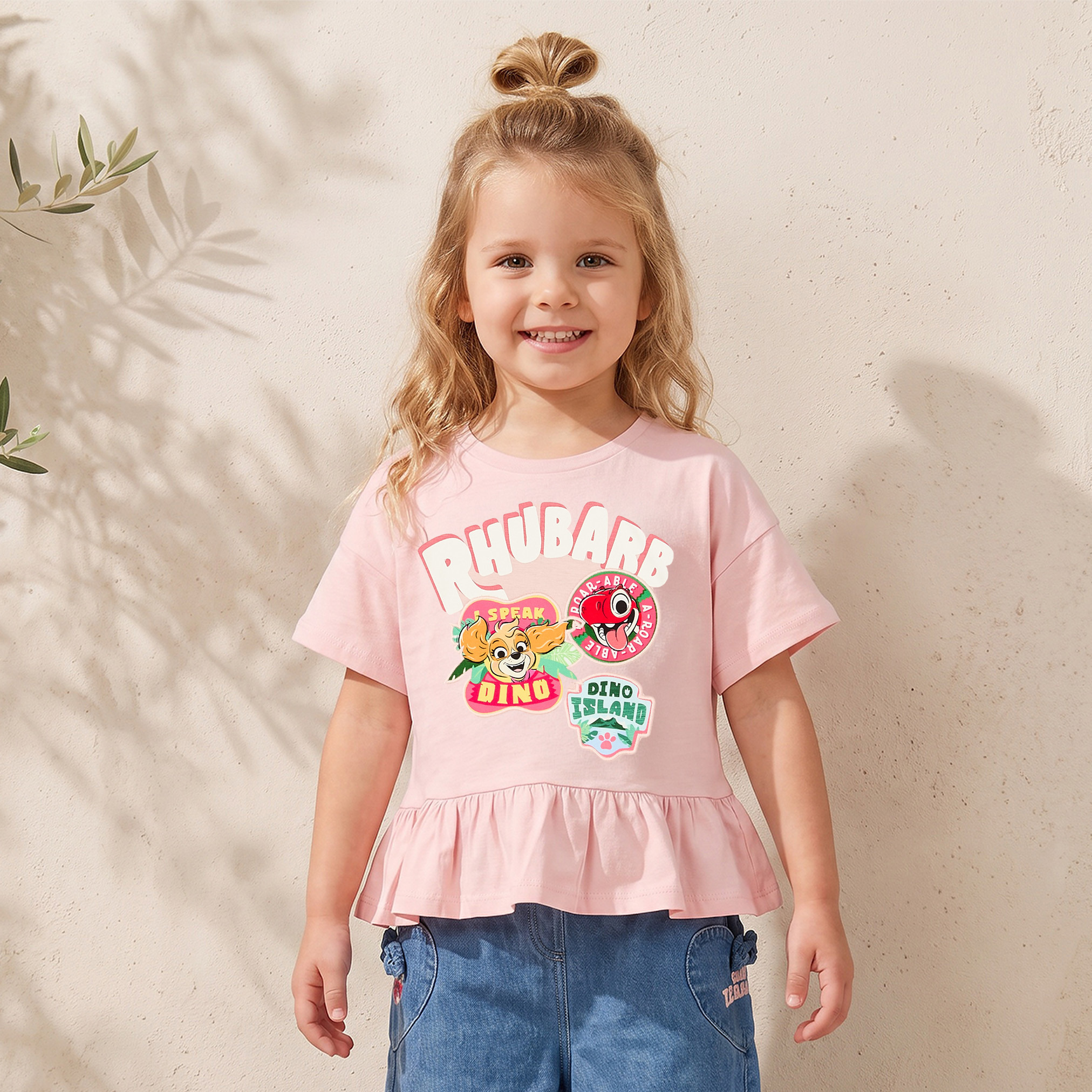 طقم بلوزة بيبلوم وبنطلون جينز واسع الساقين بطبعات جرافيك-baby-girls-clothing-setsandcoords-image-6