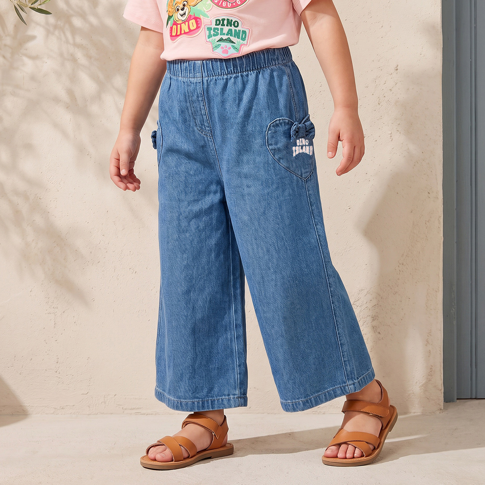 طقم بلوزة بيبلوم وبنطلون جينز واسع الساقين بطبعات جرافيك-baby-girls-clothing-setsandcoords-image-7