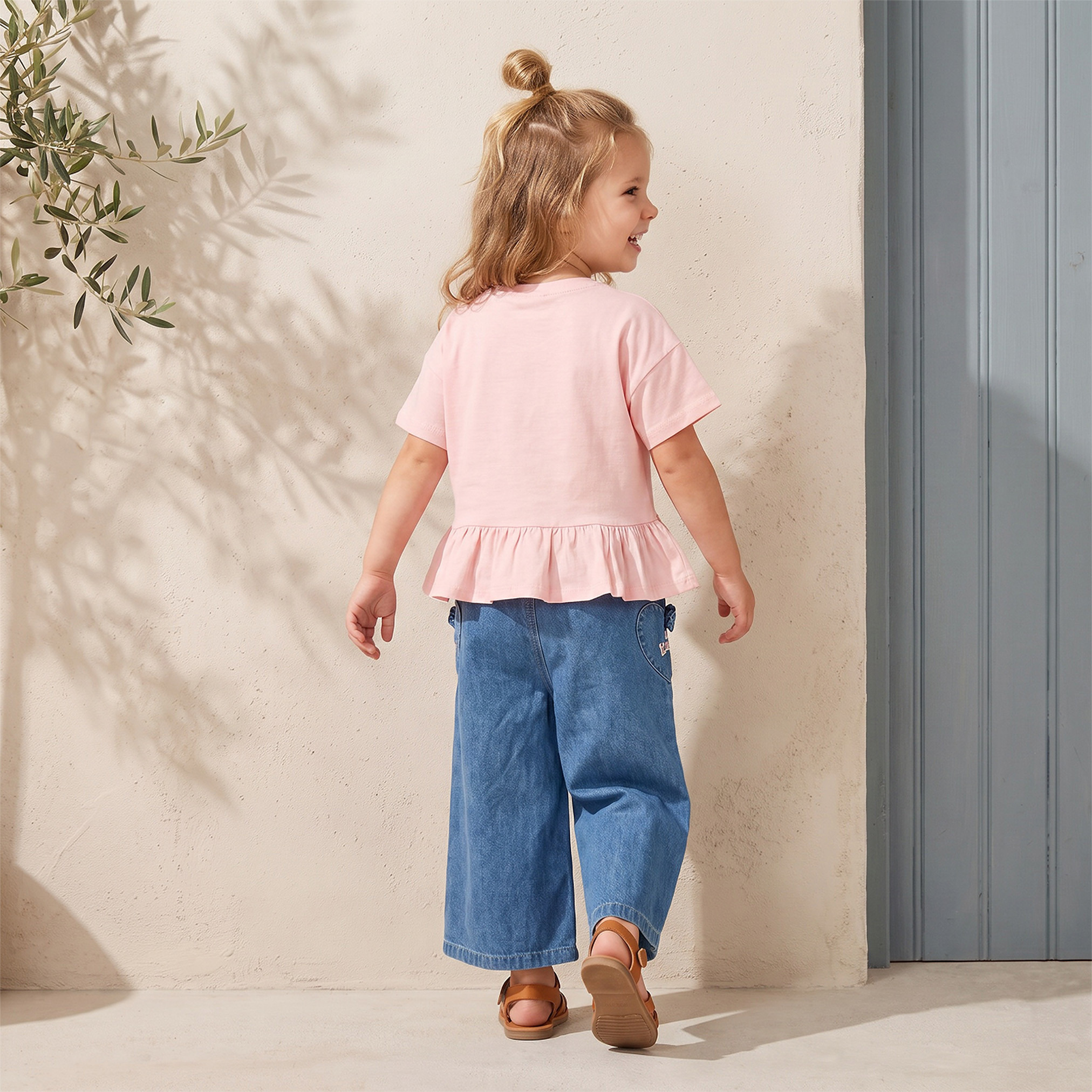 طقم بلوزة بيبلوم وبنطلون جينز واسع الساقين بطبعات جرافيك-baby-girls-clothing-setsandcoords-image-1