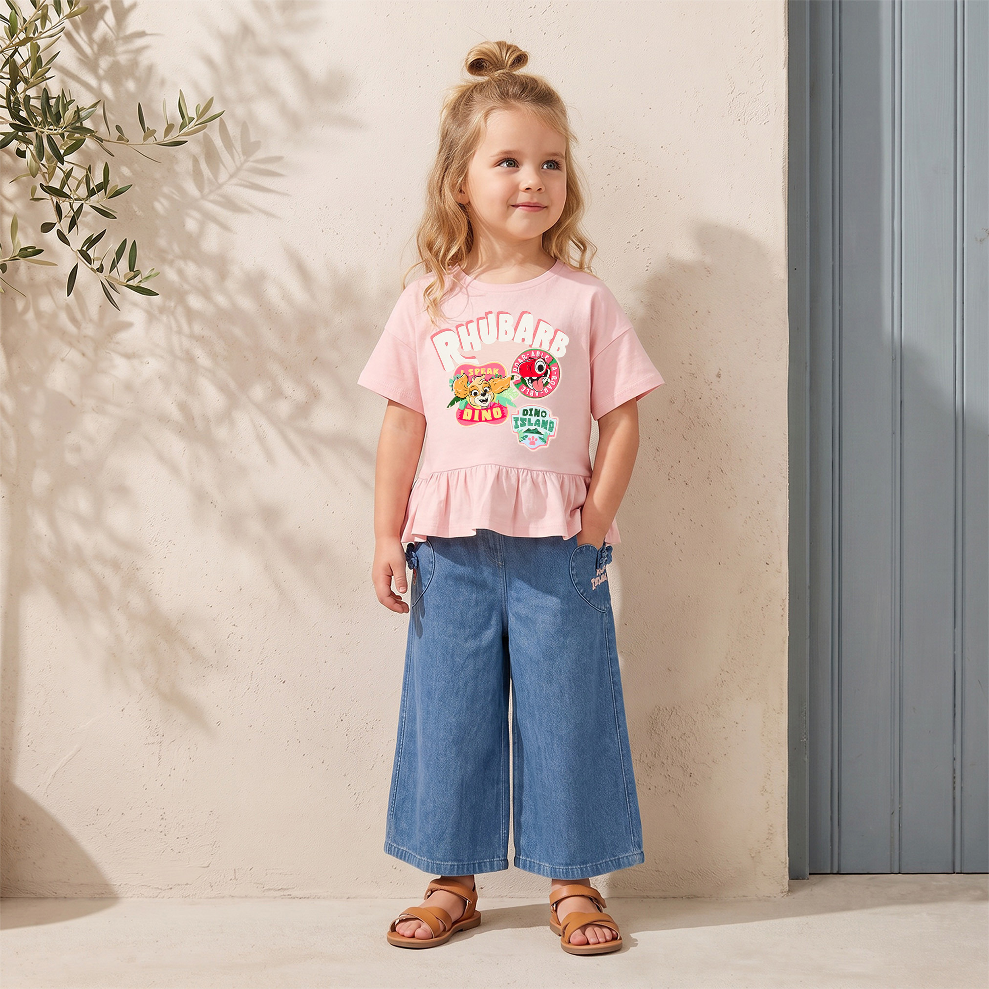 طقم بلوزة بيبلوم وبنطلون جينز واسع الساقين بطبعات جرافيك-baby-girls-clothing-setsandcoords-image-4