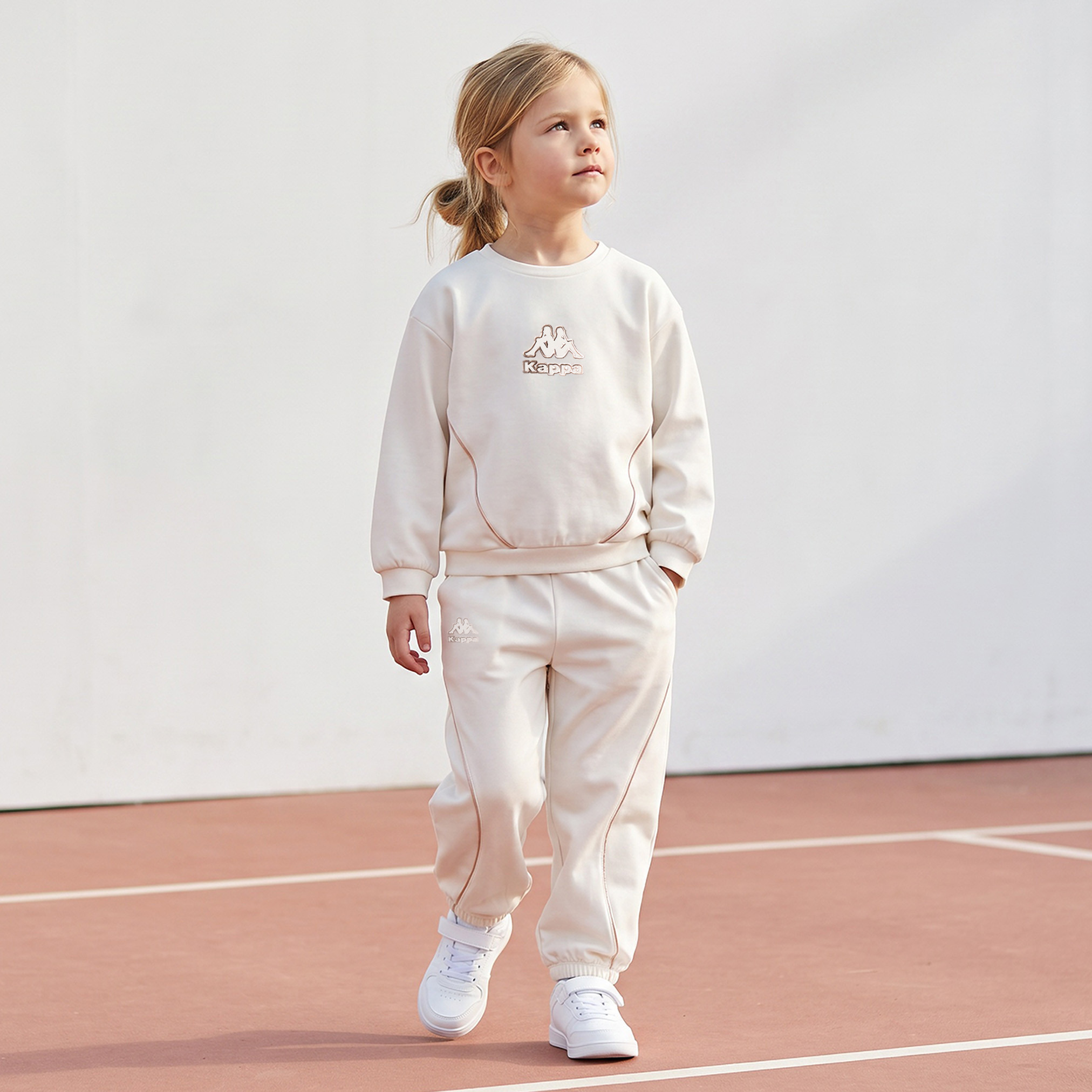 طقم بنطلون رياضي وسويت شيرت بياقة ضيقة وأكمام طويلة وطبعات شعار من كابا-baby-girls-clothing-setsandcoords-image-1