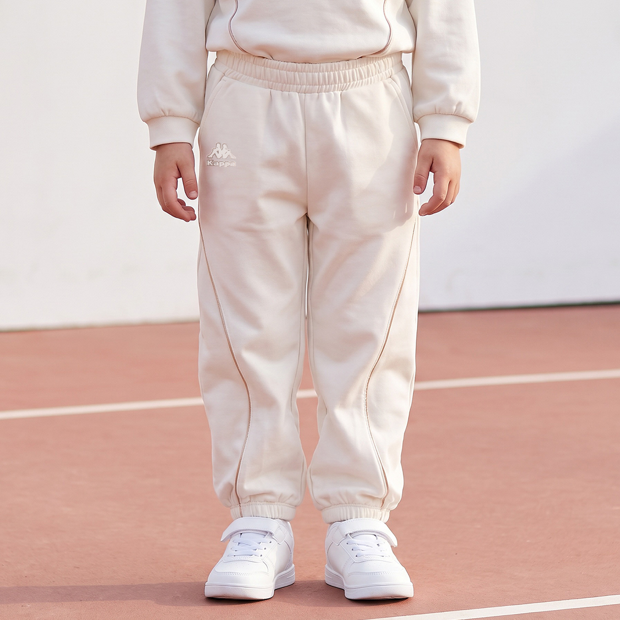 طقم بنطلون رياضي وسويت شيرت بياقة ضيقة وأكمام طويلة وطبعات شعار من كابا-baby-girls-clothing-setsandcoords-image-3