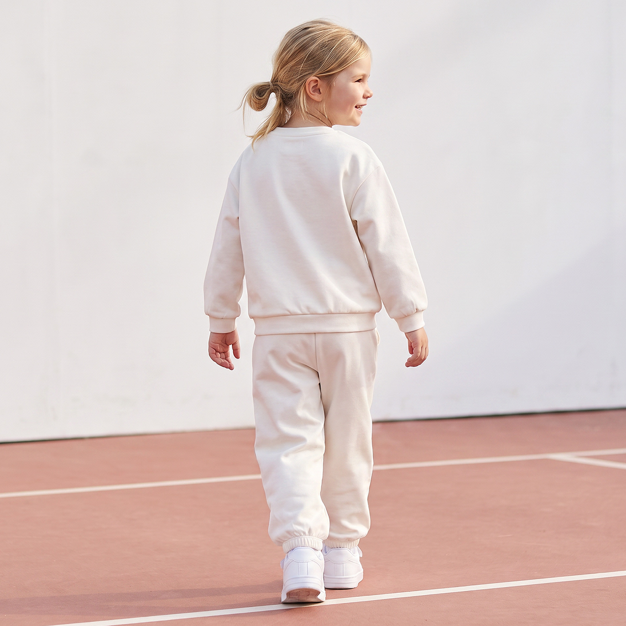 طقم بنطلون رياضي وسويت شيرت بياقة ضيقة وأكمام طويلة وطبعات شعار من كابا-baby-girls-clothing-setsandcoords-image-4
