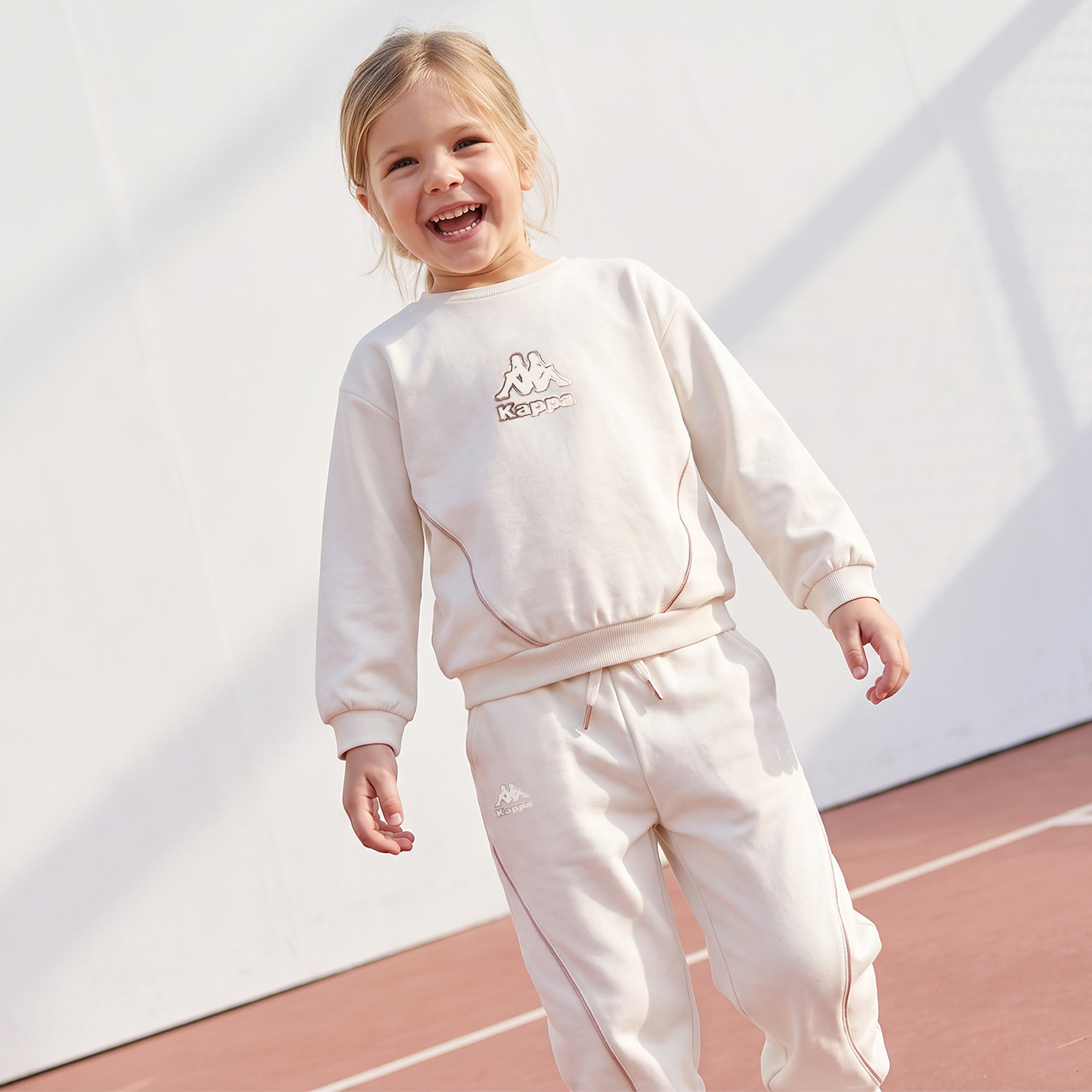 طقم بنطلون رياضي وسويت شيرت بياقة ضيقة وأكمام طويلة وطبعات شعار من كابا-baby-girls-clothing-setsandcoords-image-7