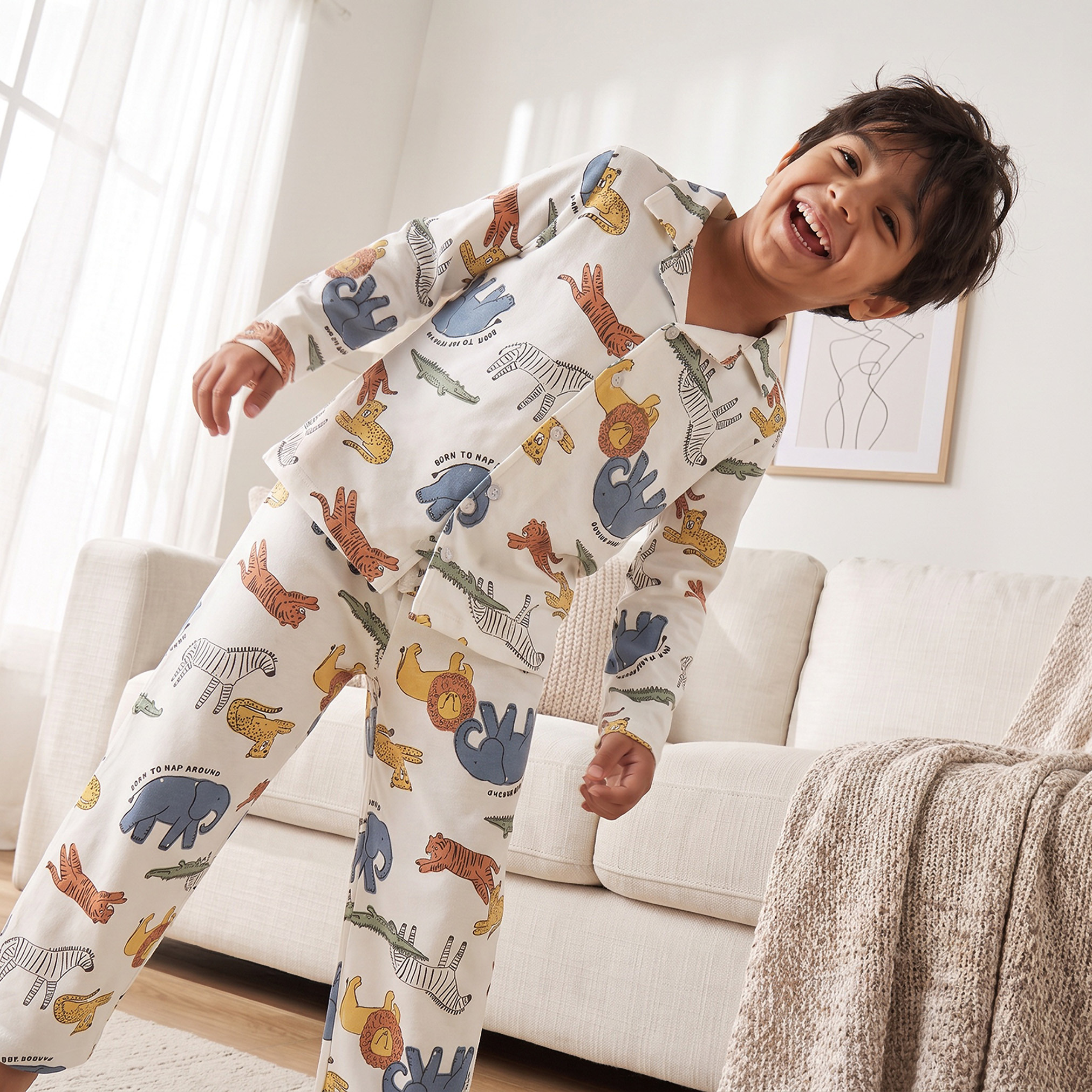 طقم بيجاما قطن بياقة وأكمام طويلة وطبعات سفاري من جونيورز-boys-clothing-nightwear-image-5