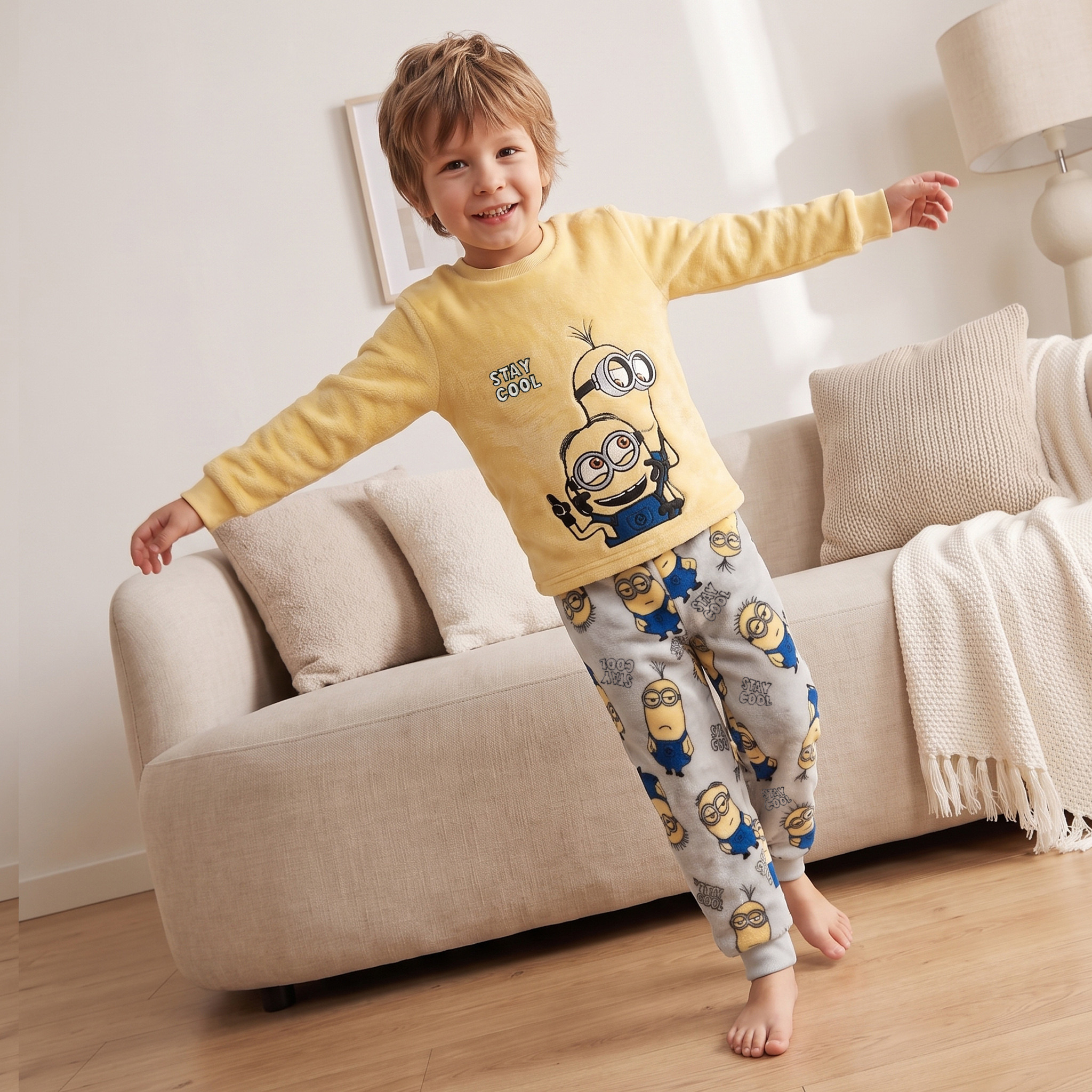 طقم بيجاما بأكمام طويلة وياقة ضيقة بطبعات مينيونز-boys-clothing-nightwear-image-1