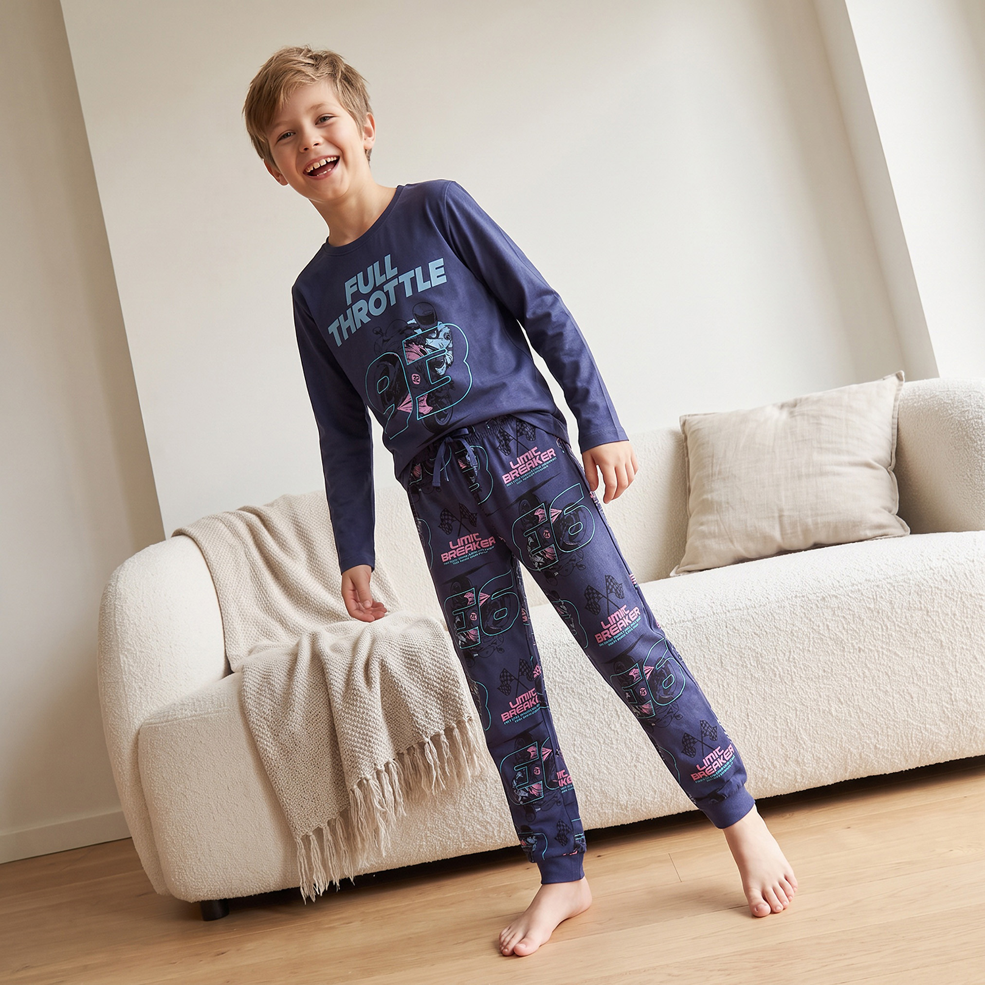 طقم بيجاما قطن بياقة ضيقة وأكمام طويلة بطبعات سباق من جونيورز-boys-clothing-nightwear-image-5