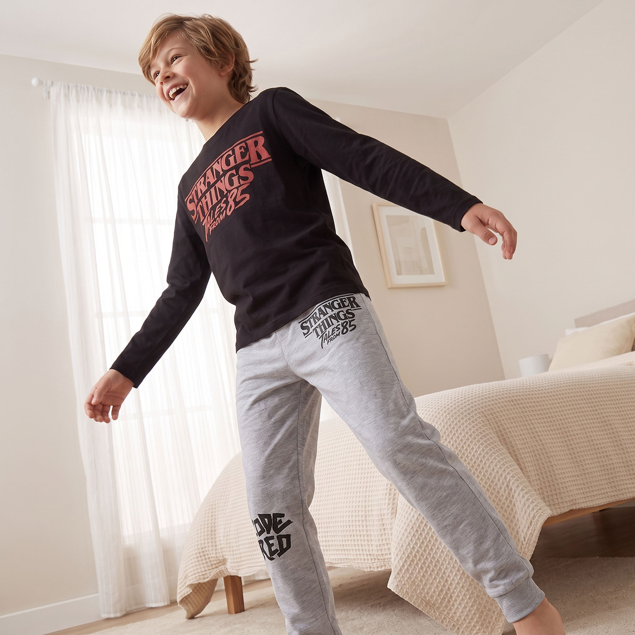 طقم بيجاما قطن بياقة ضيقة وأكمام طويلة بطبعات سترينجر ثينجز من نتفليكس-boys-clothing-nightwear-image-5
