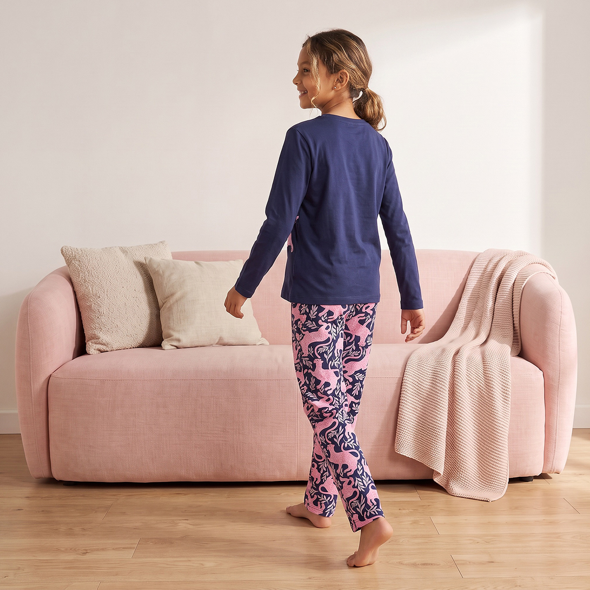 طقم بيجاما قطني بياقة مستديرة وأكمام طويلة بطبعة بينك بانثر من جونيورز-girls-clothing-nightwear-image-2