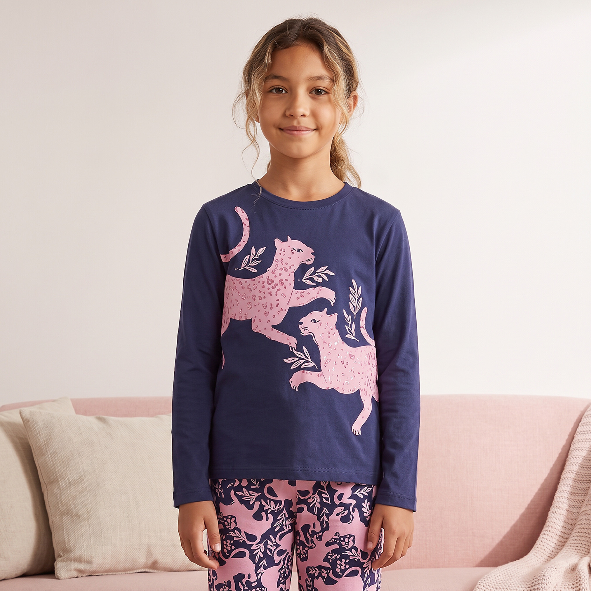 طقم بيجاما قطني بياقة مستديرة وأكمام طويلة بطبعة بينك بانثر من جونيورز-girls-clothing-nightwear-image-3