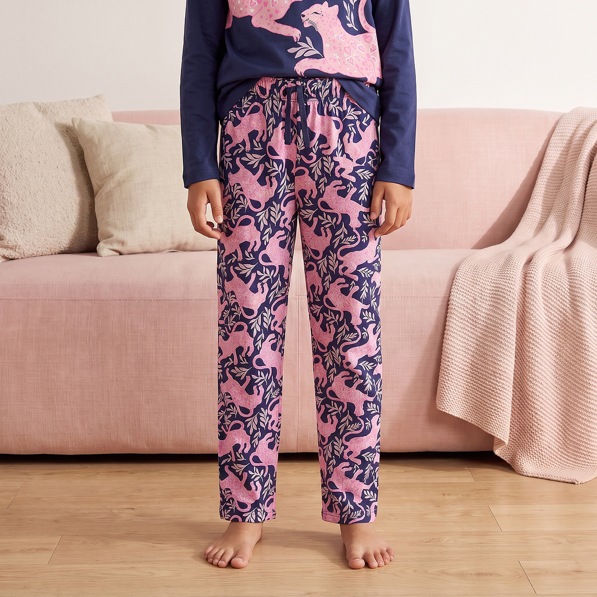 طقم بيجاما قطني بياقة مستديرة وأكمام طويلة بطبعة بينك بانثر من جونيورز-girls-clothing-nightwear-image-4