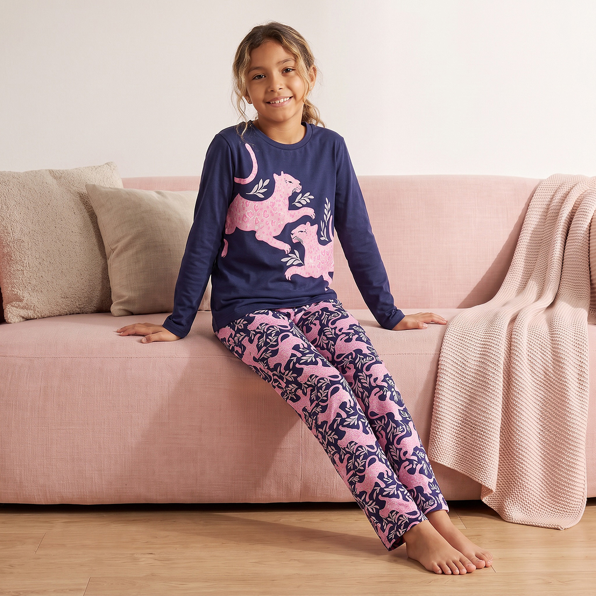 طقم بيجاما قطني بياقة مستديرة وأكمام طويلة بطبعة بينك بانثر من جونيورز-girls-clothing-nightwear-image-6