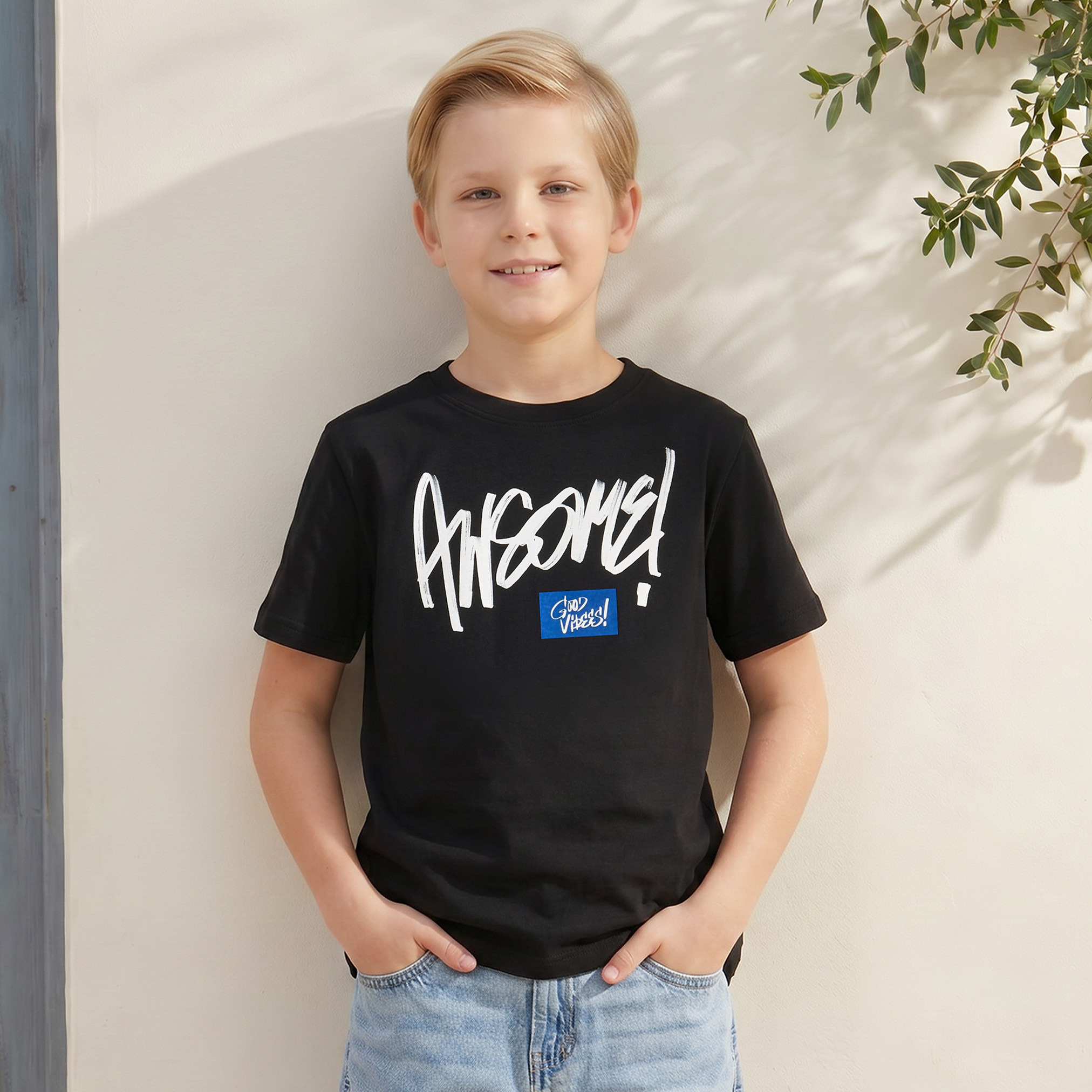 تيشيرت بياقة ضيقة وأكمام قصيرة وطبعات شعار من جونيورز-boys-clothing-tshirtsandpolos-image-1
