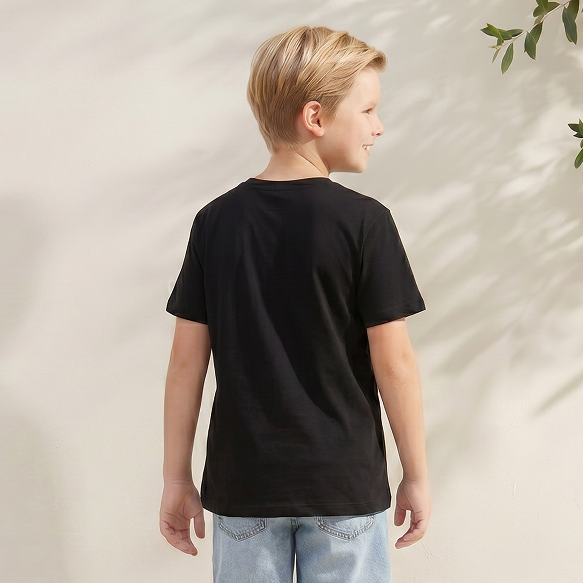 تيشيرت بياقة ضيقة وأكمام قصيرة وطبعات شعار من جونيورز-boys-clothing-tshirtsandpolos-image-3