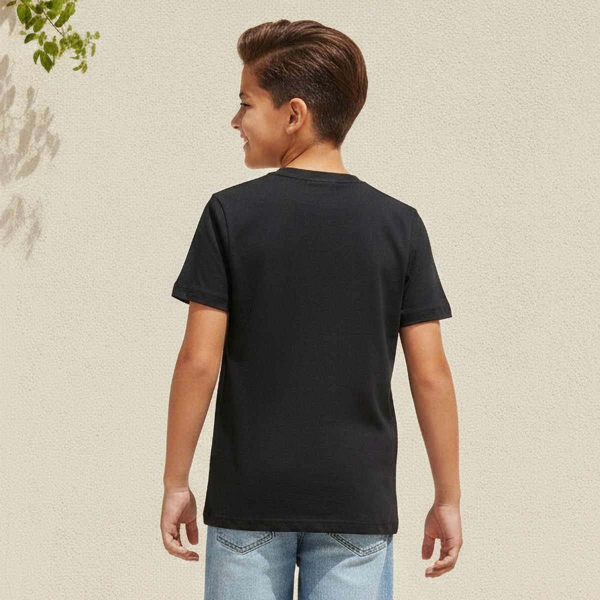 تيشيرت بياقة ضيقة وأكمام قصيرة وطبعات جرافيك من جونيورز-boys-clothing-tshirtsandpolos-image-3