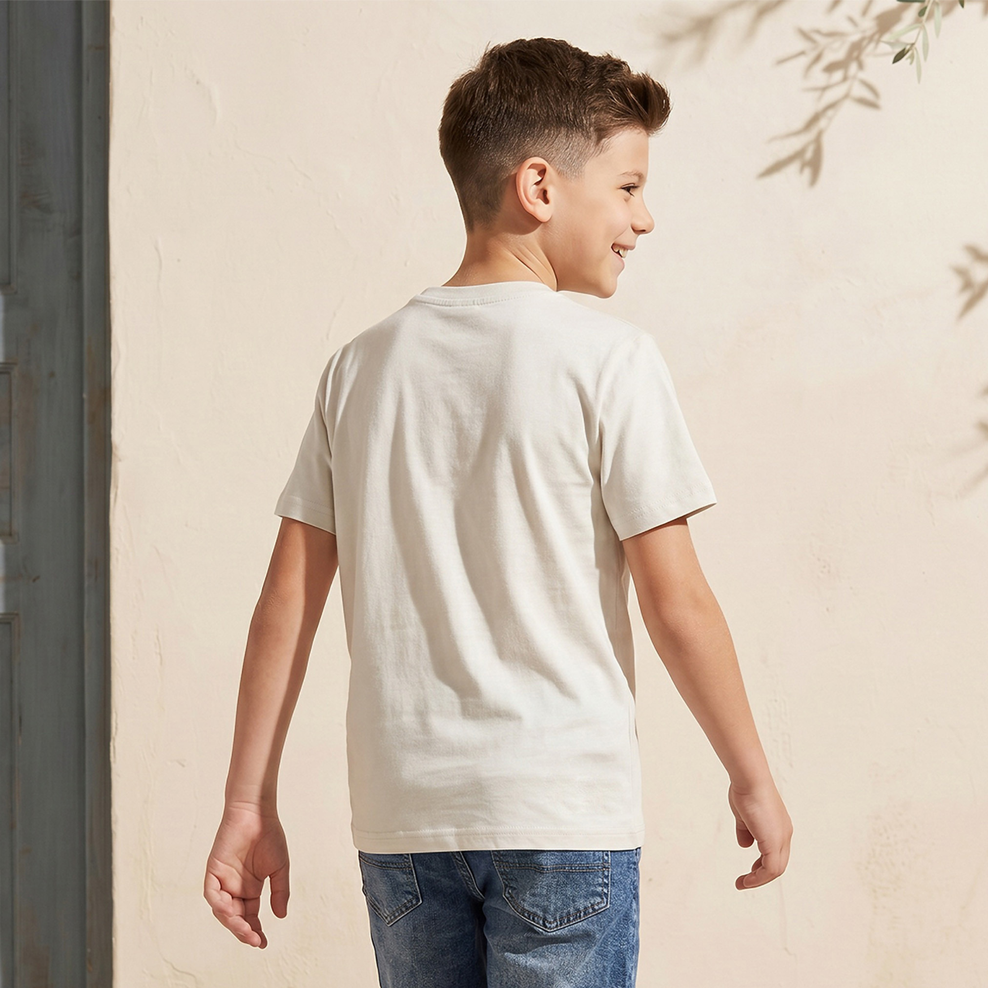 تيشيرت بطبعات جرافيتي وأكمام قصيرة وياقة ضيقة من جونيورز-boys-clothing-tshirtsandpolos-image-3