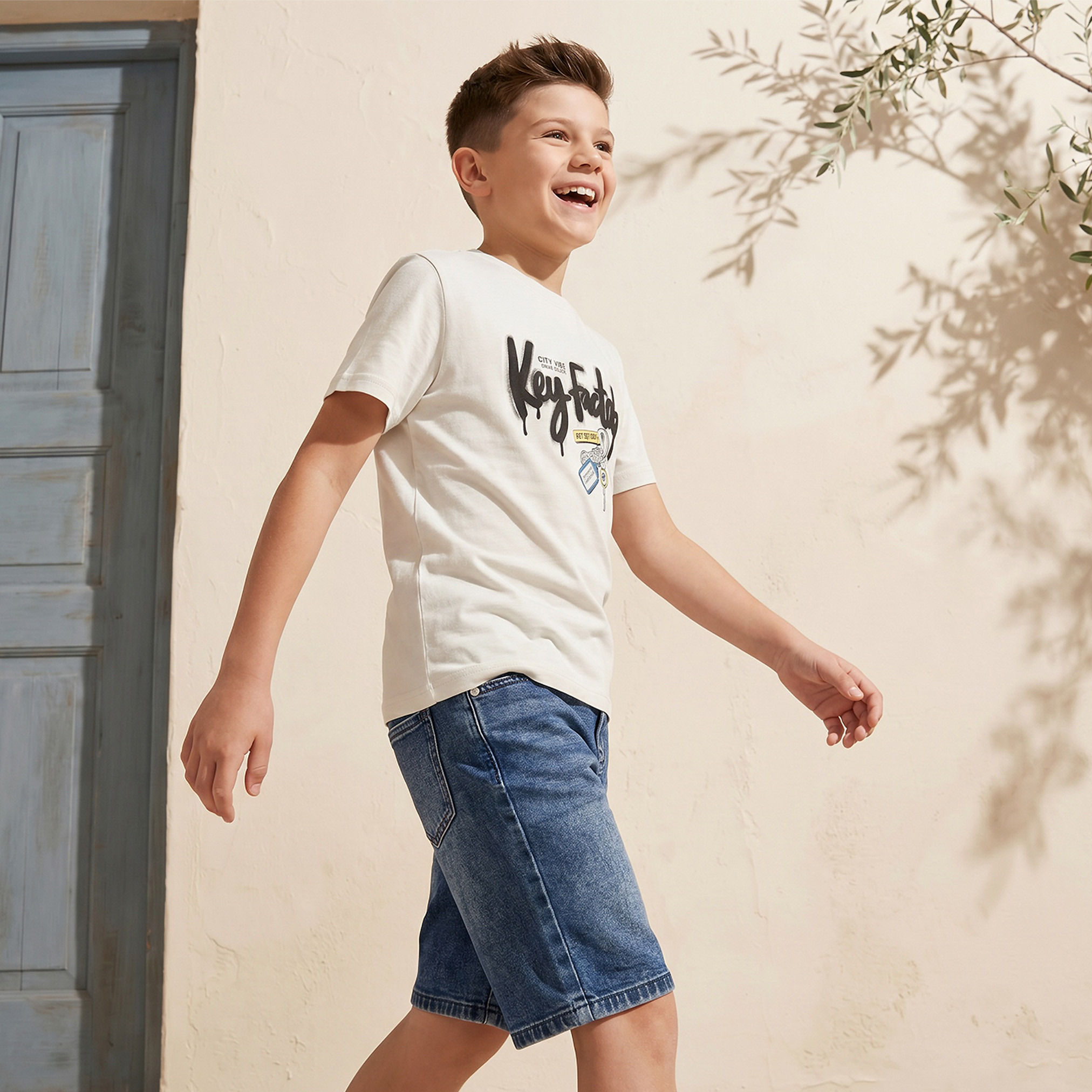 تيشيرت بطبعات جرافيتي وأكمام قصيرة وياقة ضيقة من جونيورز-boys-clothing-tshirtsandpolos-image-5
